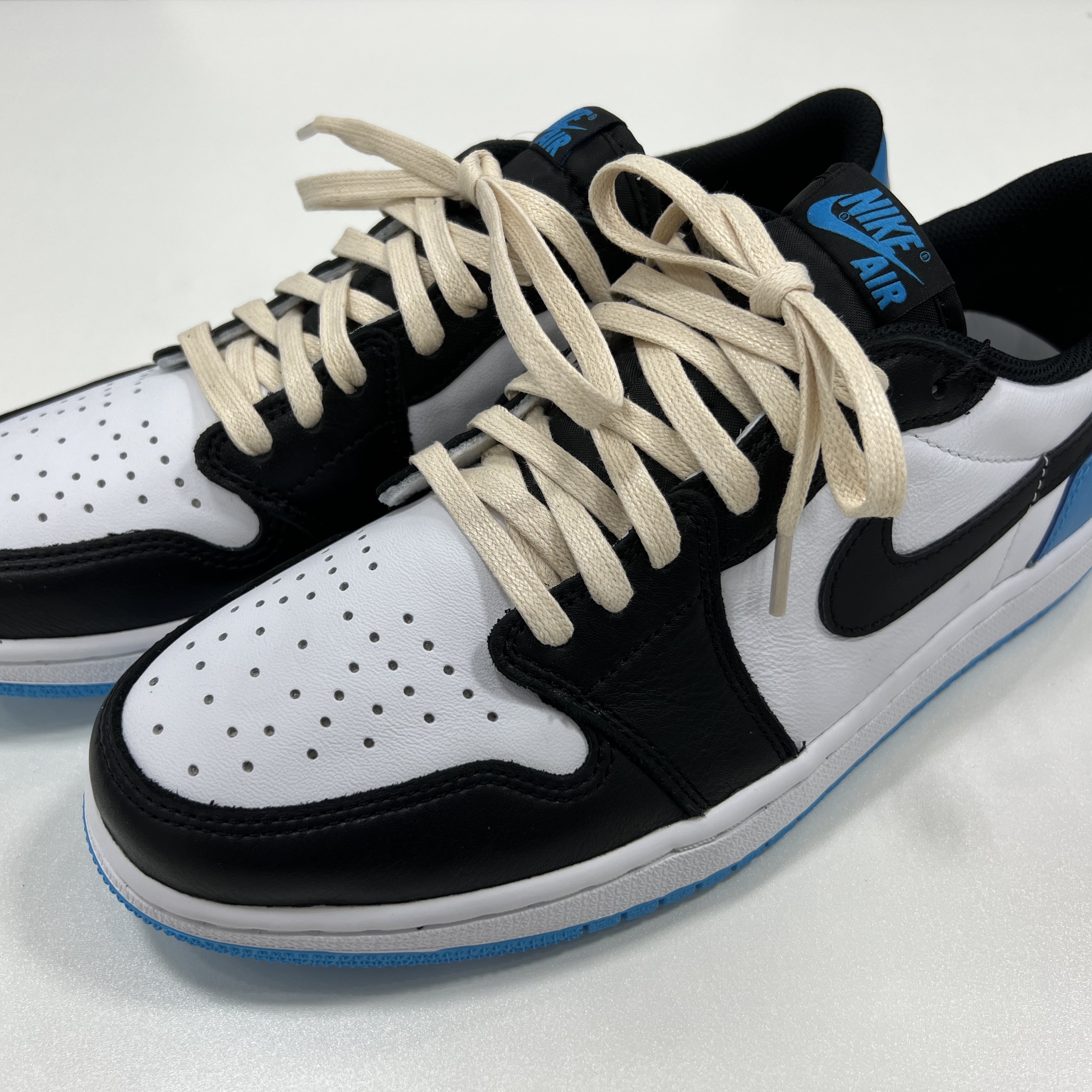 Jordan 1 Retro Low OG Black and Dark Powder Blue 착용 스타일 - 2