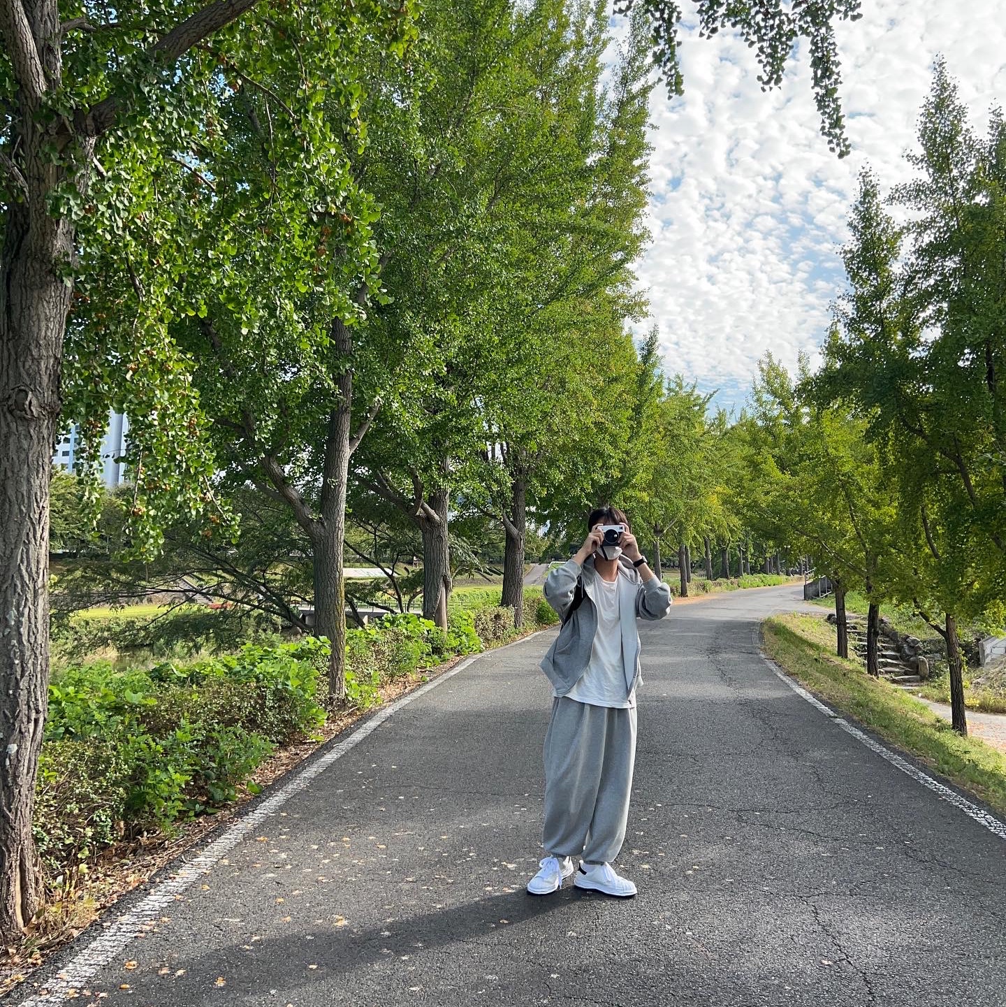 Maison Mihara Yasuhiro Blakey OG Sole Canvas Low-top Sneakers White 착용 스타일 - 2