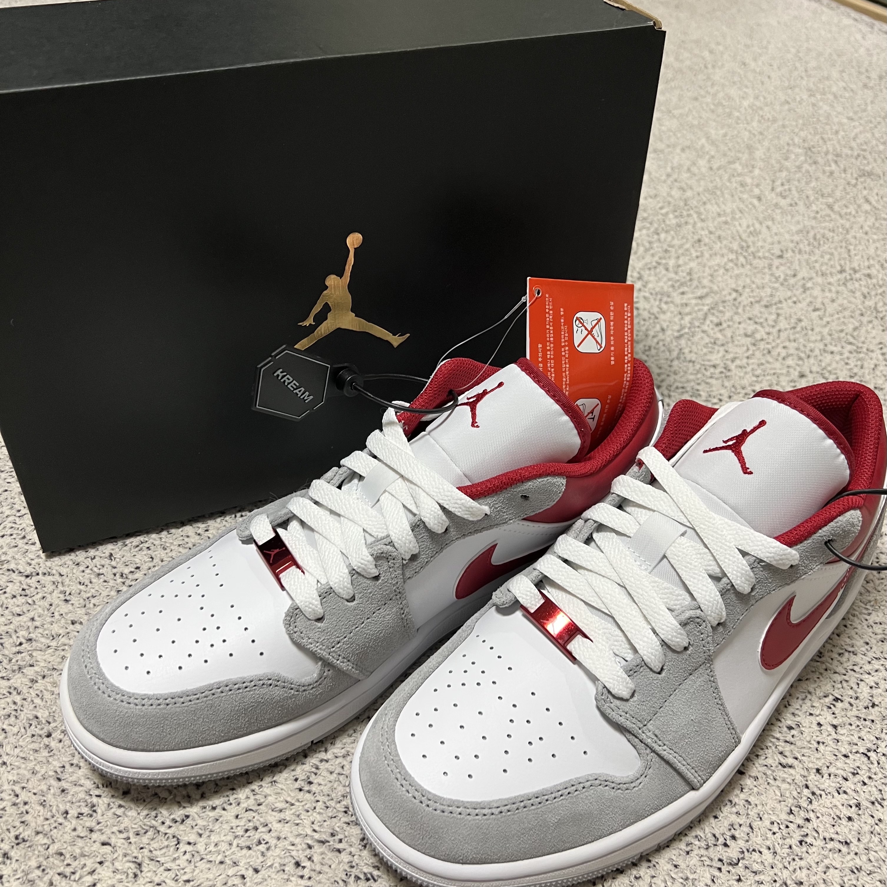 Jordan 1 Low SE Light Smoke Grey Gym Red 착용 스타일 - 3