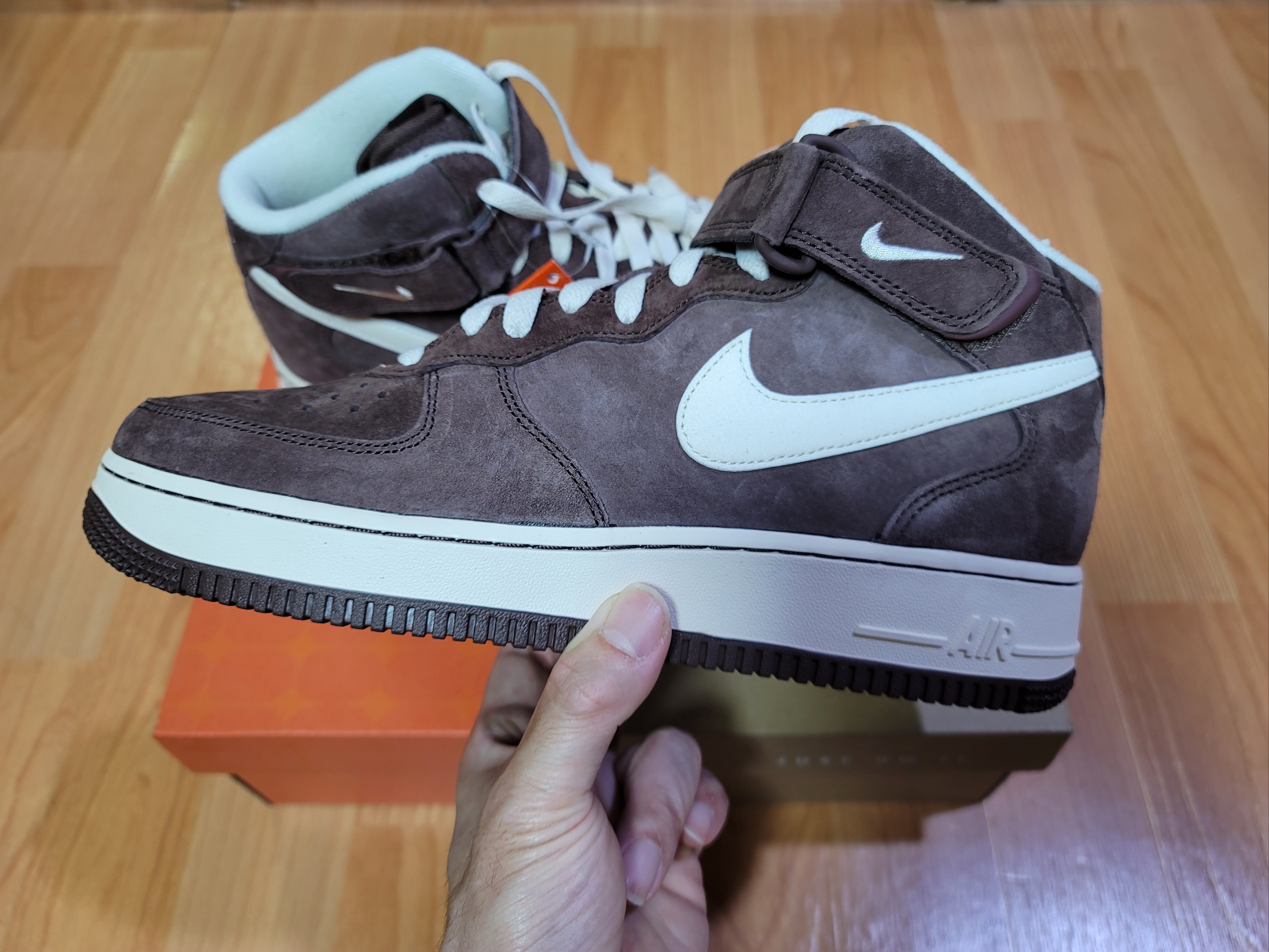 Nike Air Force 1 Mid '07 QS Chocolate 착용 스타일 - 1