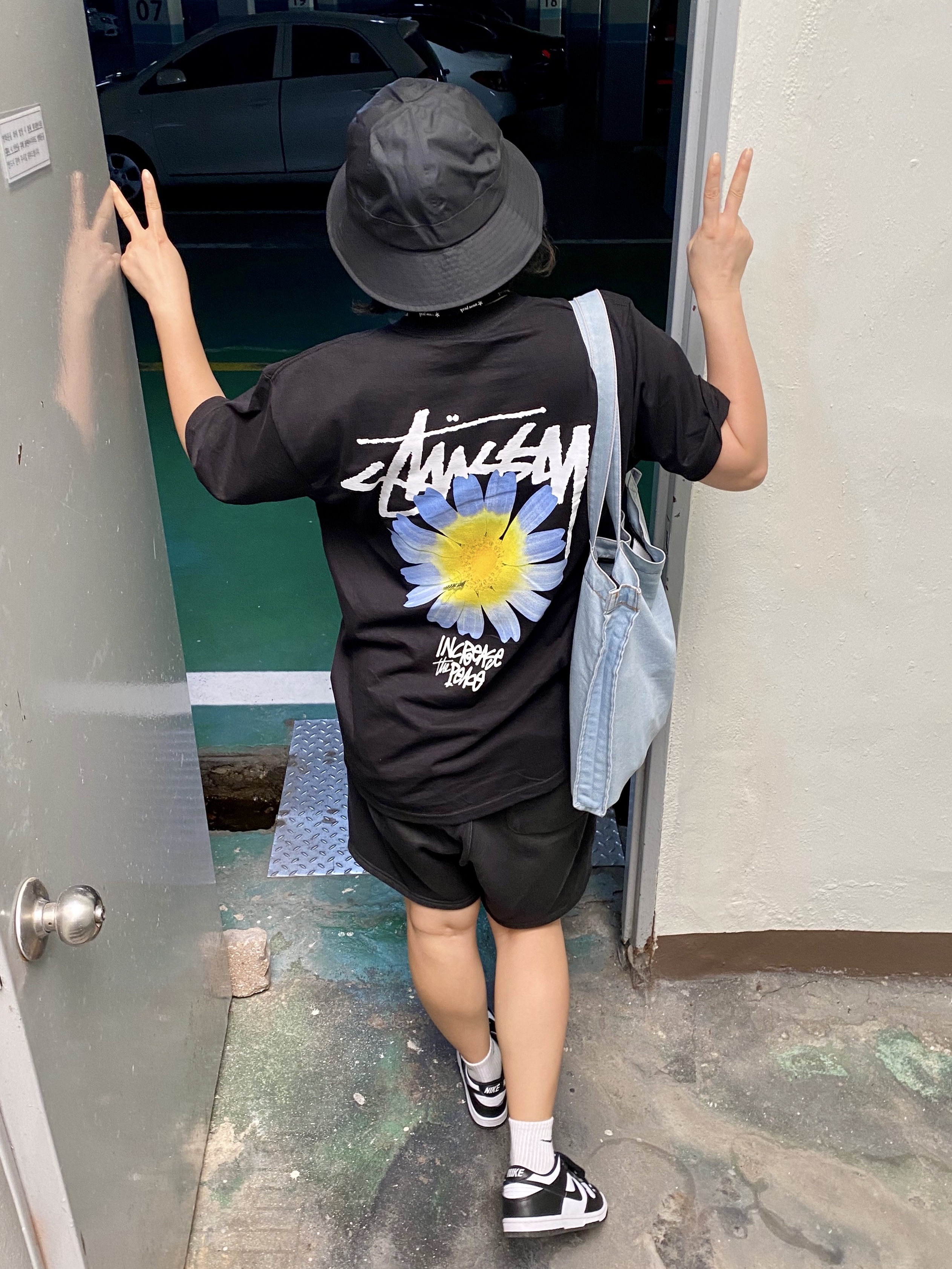 Nike x Stussy NRG FL Storm-Fit Bucket Hat Black, Stussy ITP Flower T-Shirt Black 착용 스타일