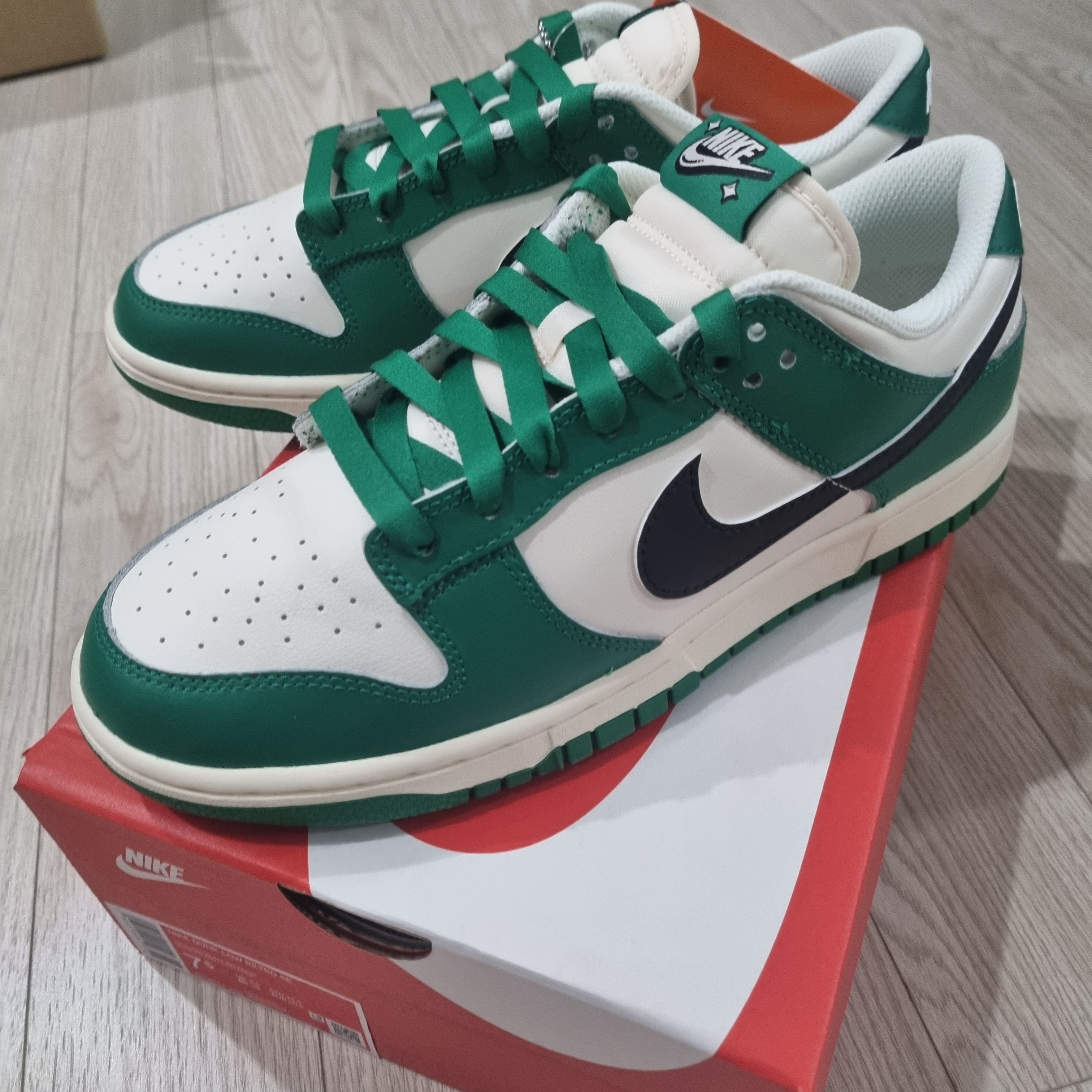 Nike Dunk Low Retro SE Jackpot Malachite, Nike Dunk Low Retro SE Jackpot Grey Fog 착용 스타일 - 1
