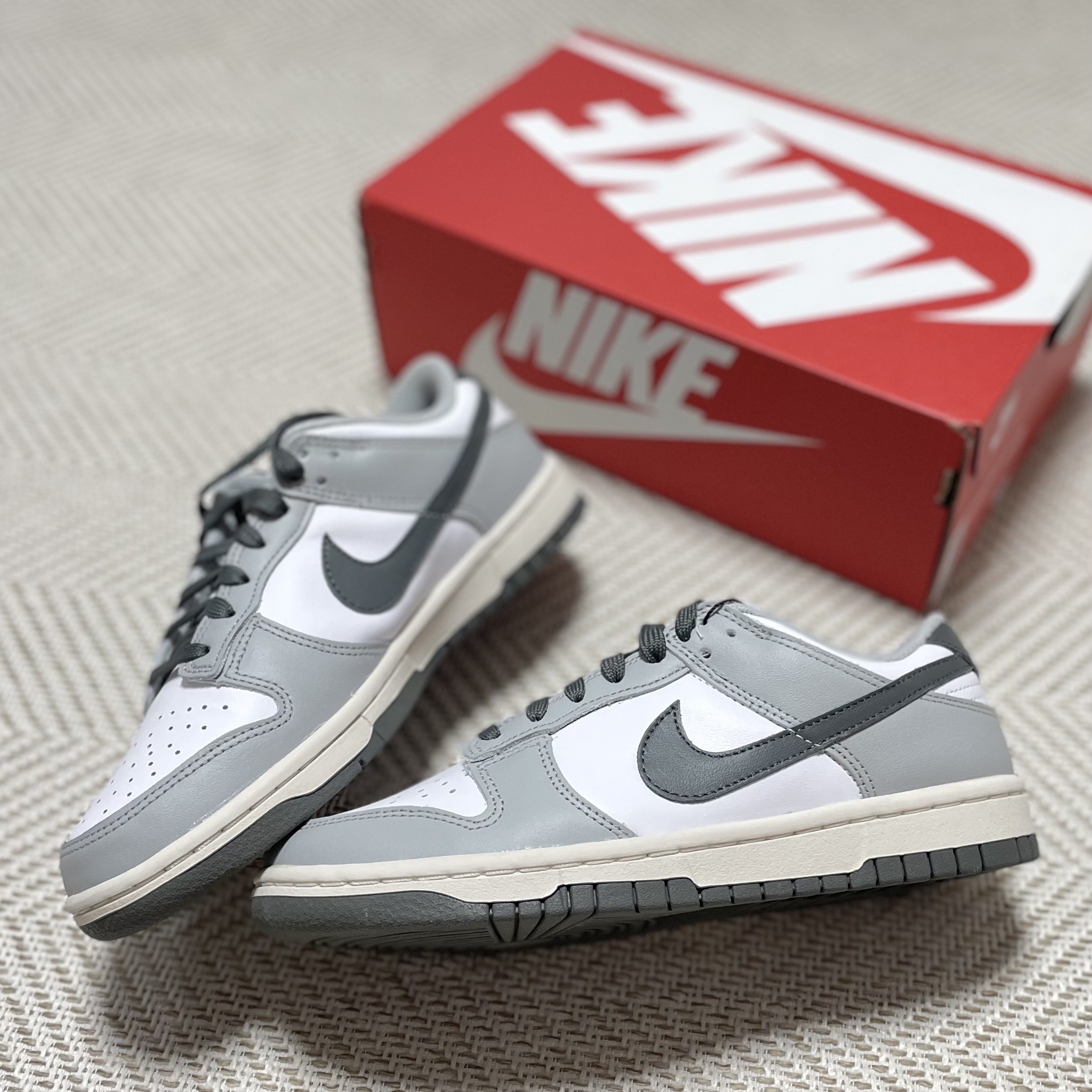 (W) Nike Dunk Low Light Smoke Grey, (W) Nike Dunk Low Black 착용 스타일 - 3