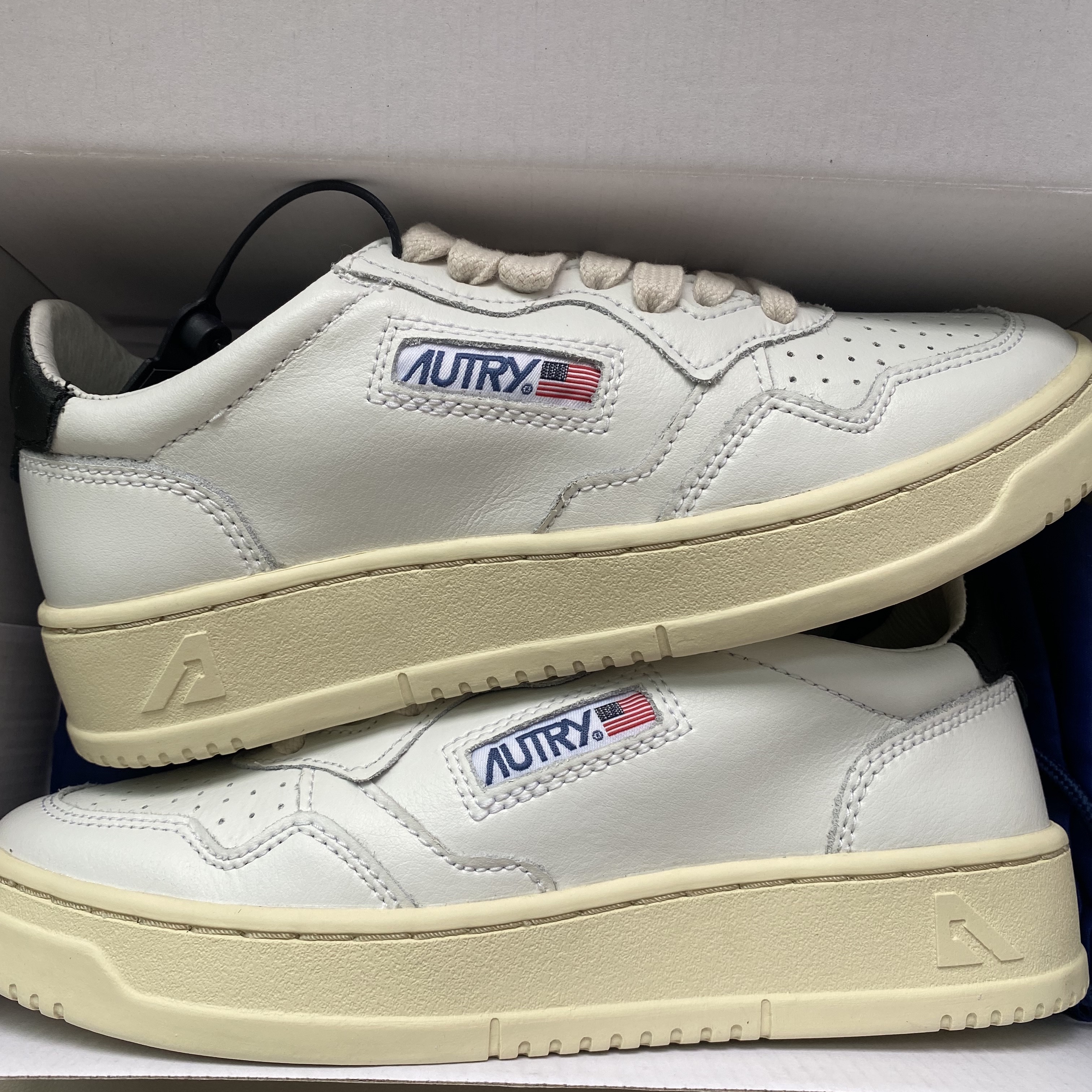 (W) Autry Medalist Low Leather Sneakers White Black 착용 스타일