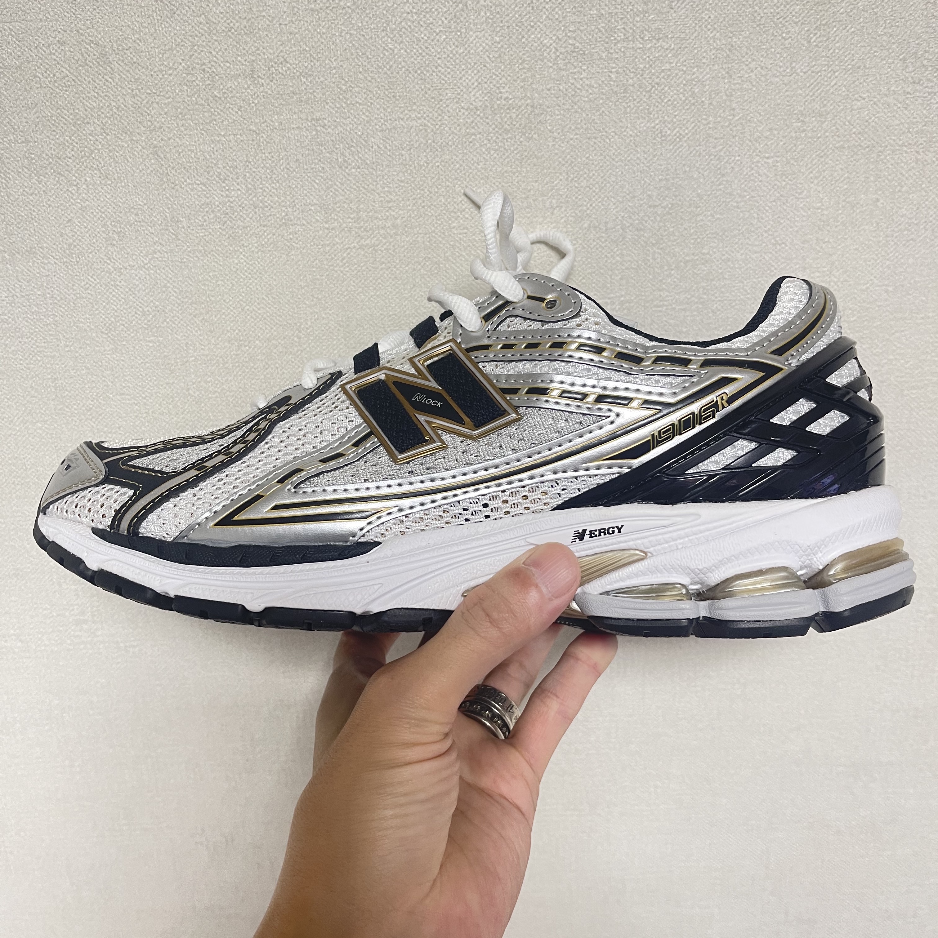 New Balance 1906R White Gold 착용 스타일 - 2