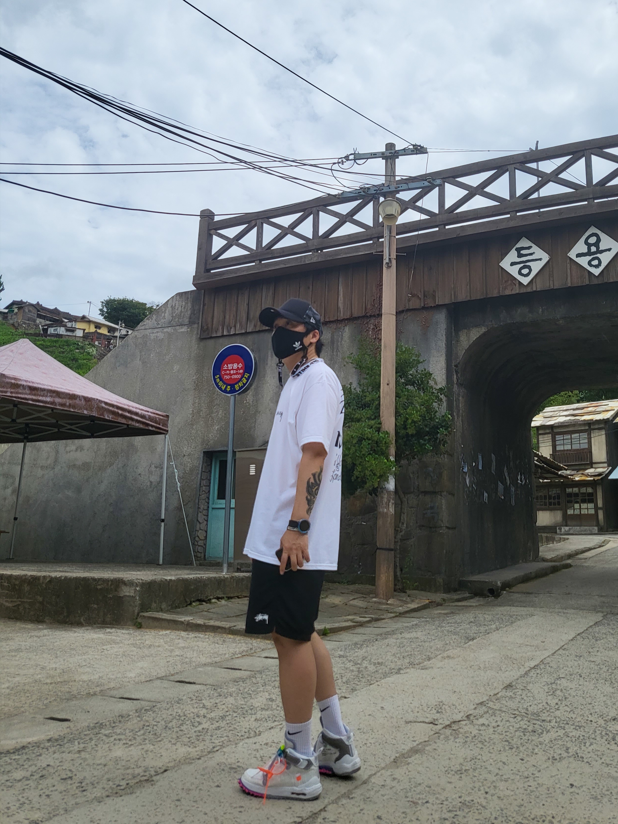 Nike x Off-White Air Force 1 Mid SP White, Stussy Modern Age T-Shirt White 착용 스타일