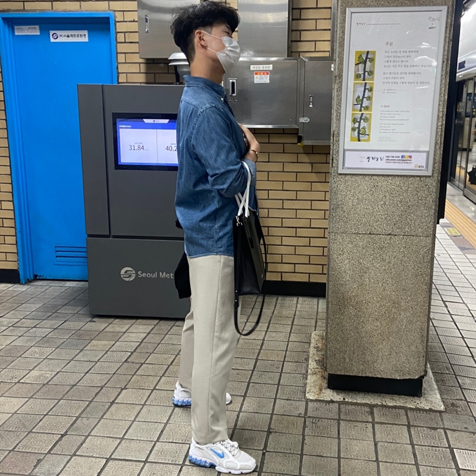 (W) Nike Air Zoom Spiridon Cage 2 White University Blue, Ader Error Shopper Bag Noir 착용 스타일