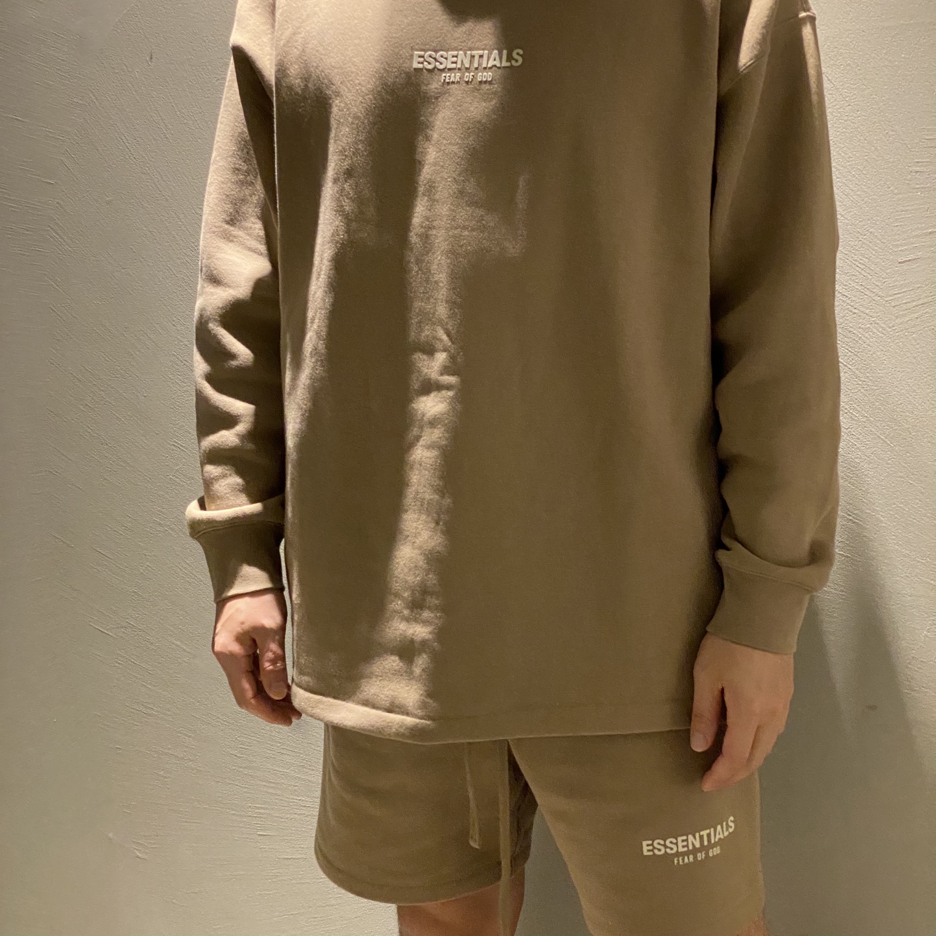 Essentials Shorts Oak - 22SS 착용 스타일