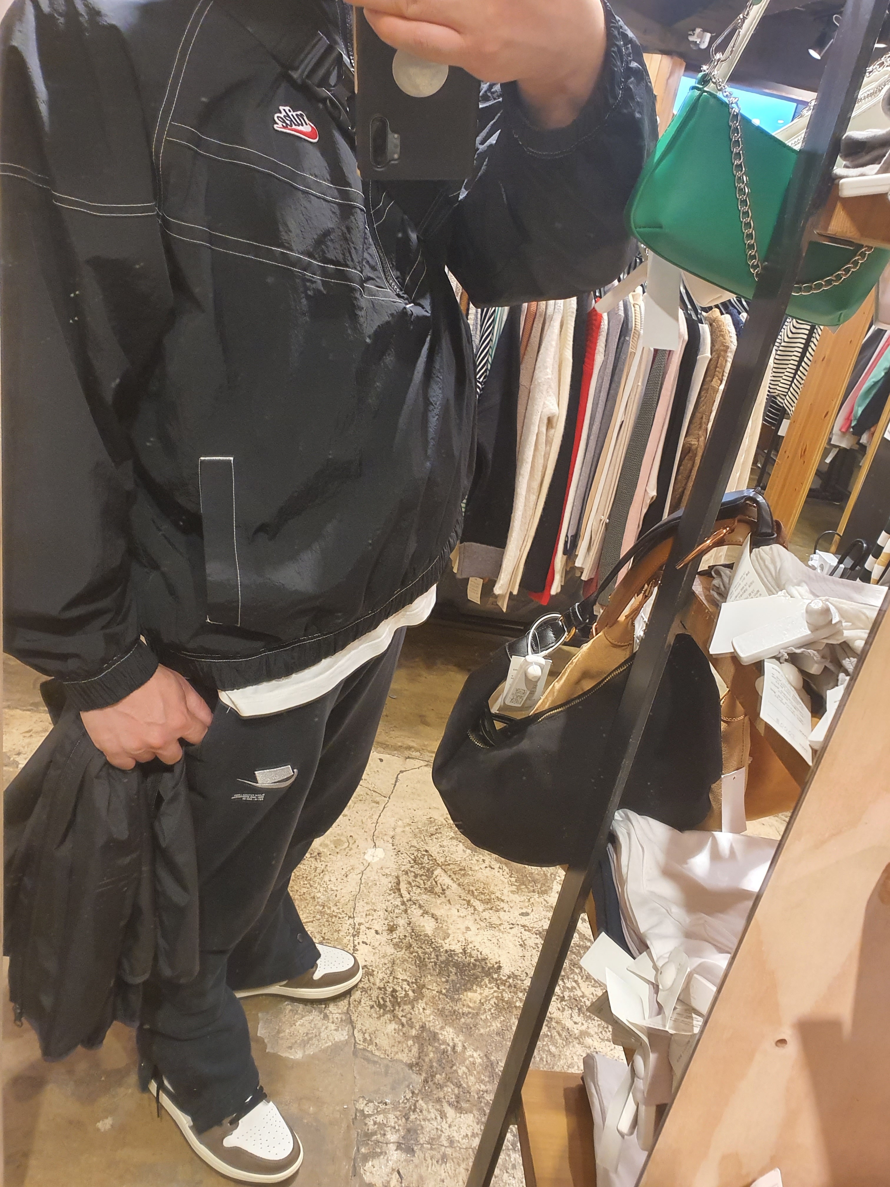 Jordan 1 x Travis Scott Retro High OG SP Mocha, Nike NSW Windrunner SW5 Black - Asia 착용 스타일