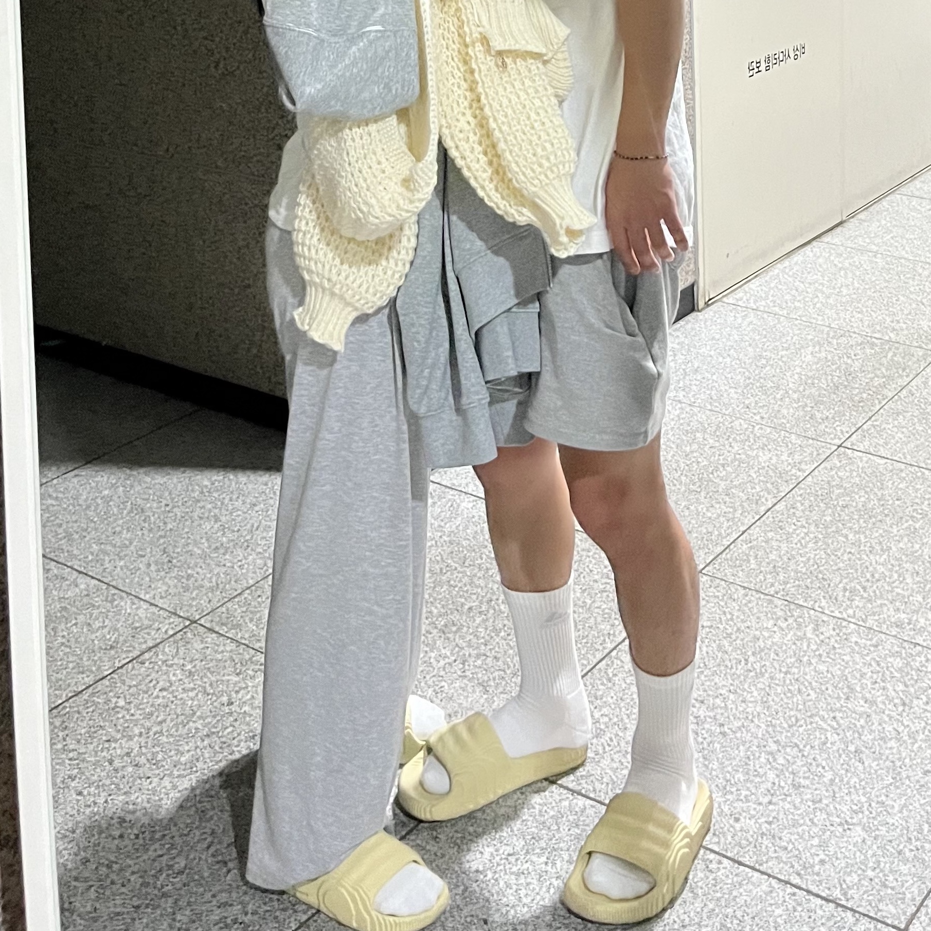 Adidas Adilette 22 Desert Sand 착용 스타일
