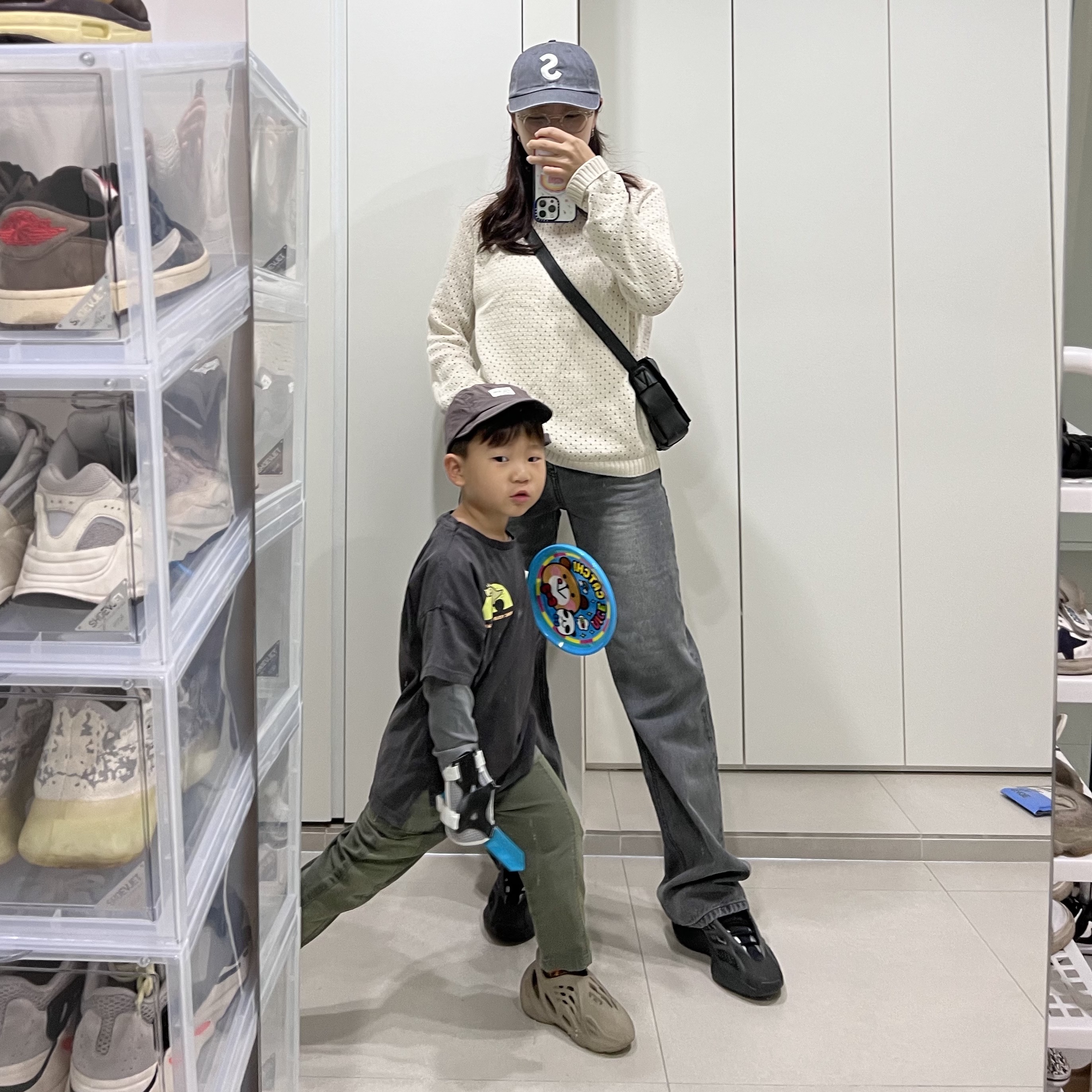 Adidas Yeezy 700 V3 Alvah, Supreme Pigment Print S Logo 6-Panel Grey - 22FW 착용 스타일
