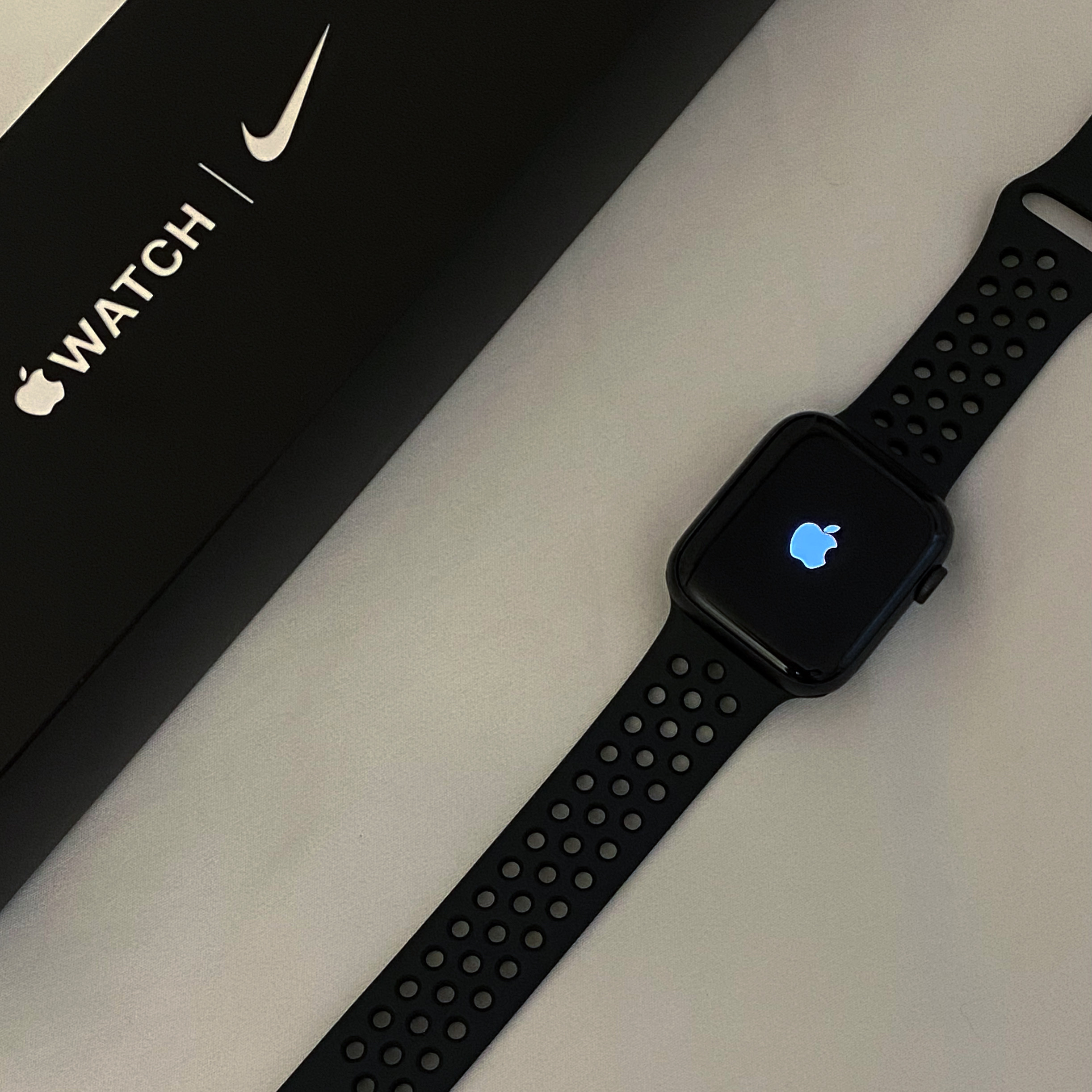 Apple Watch SE 40mm GPS Space Gray Aluminum Case with Sport Band Midnight (Korean Ver.), Apple Watch Nike SE 44mm GPS Space Gray Aluminum Case with Nike Sport Band Anthracite Black (Korean Ver.) 착용 스타일 - 2