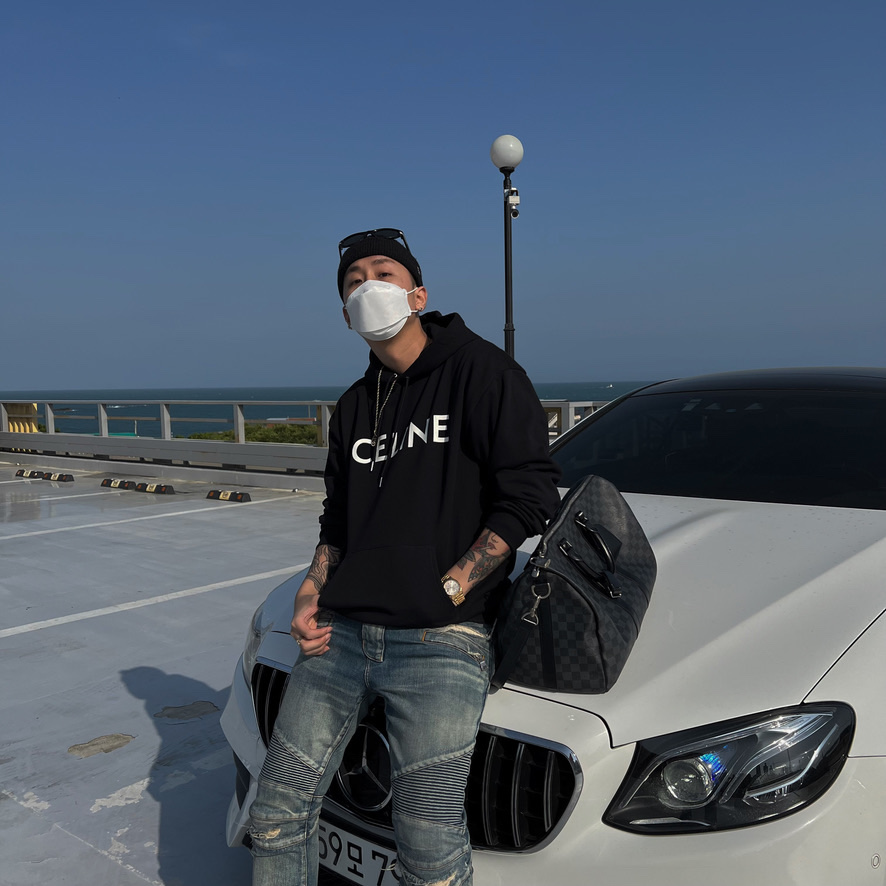 Celine Loose Hoodie in Cotton Fleece Black White, Louis Vuitton Keepall Bandouliere 55 Monogram Eclipse Grey 착용 스타일
