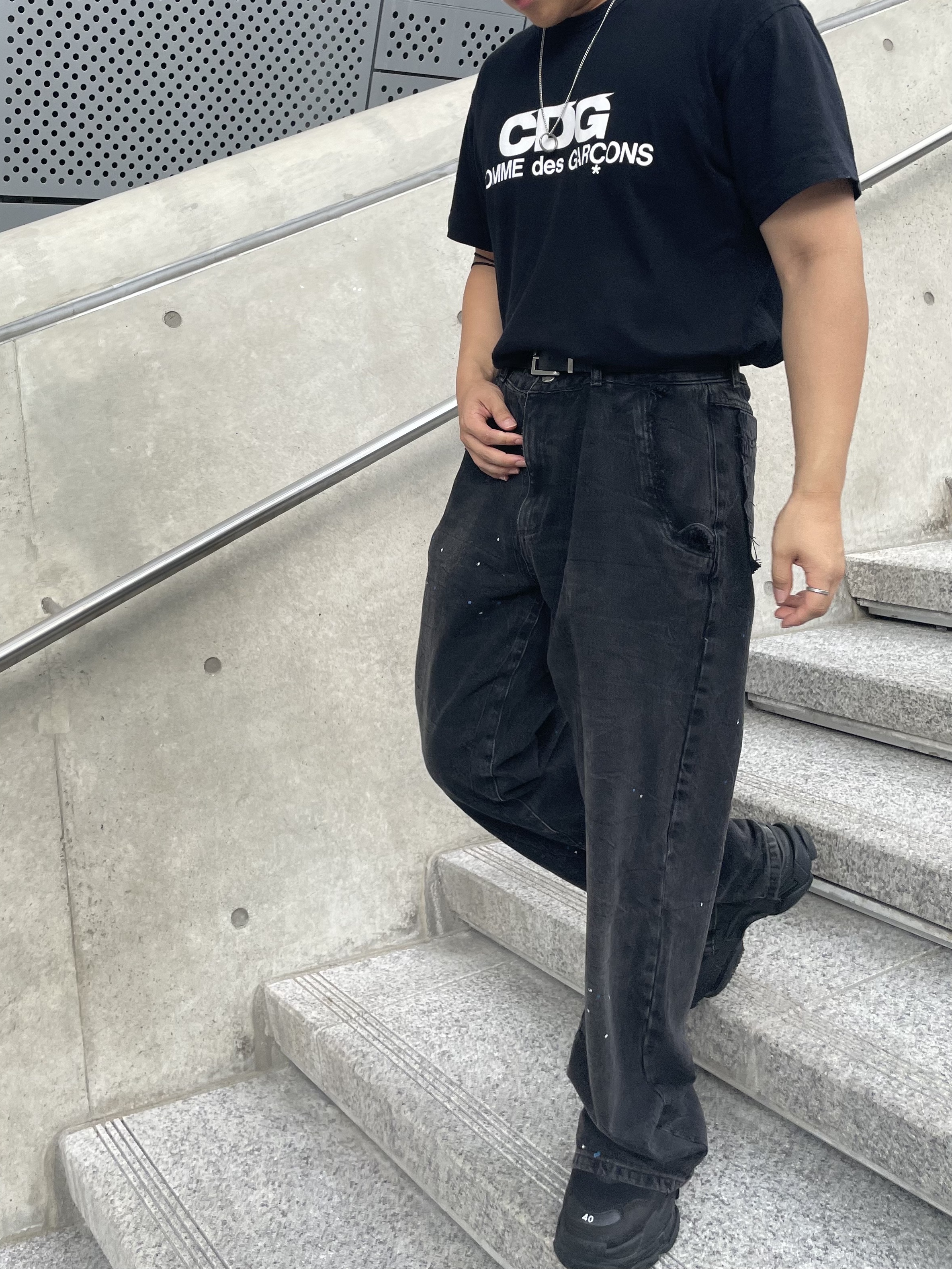 Zara x Ader Error Slit Jeans Black, CDG Logo T-Shirt Black 착용 스타일 - 1