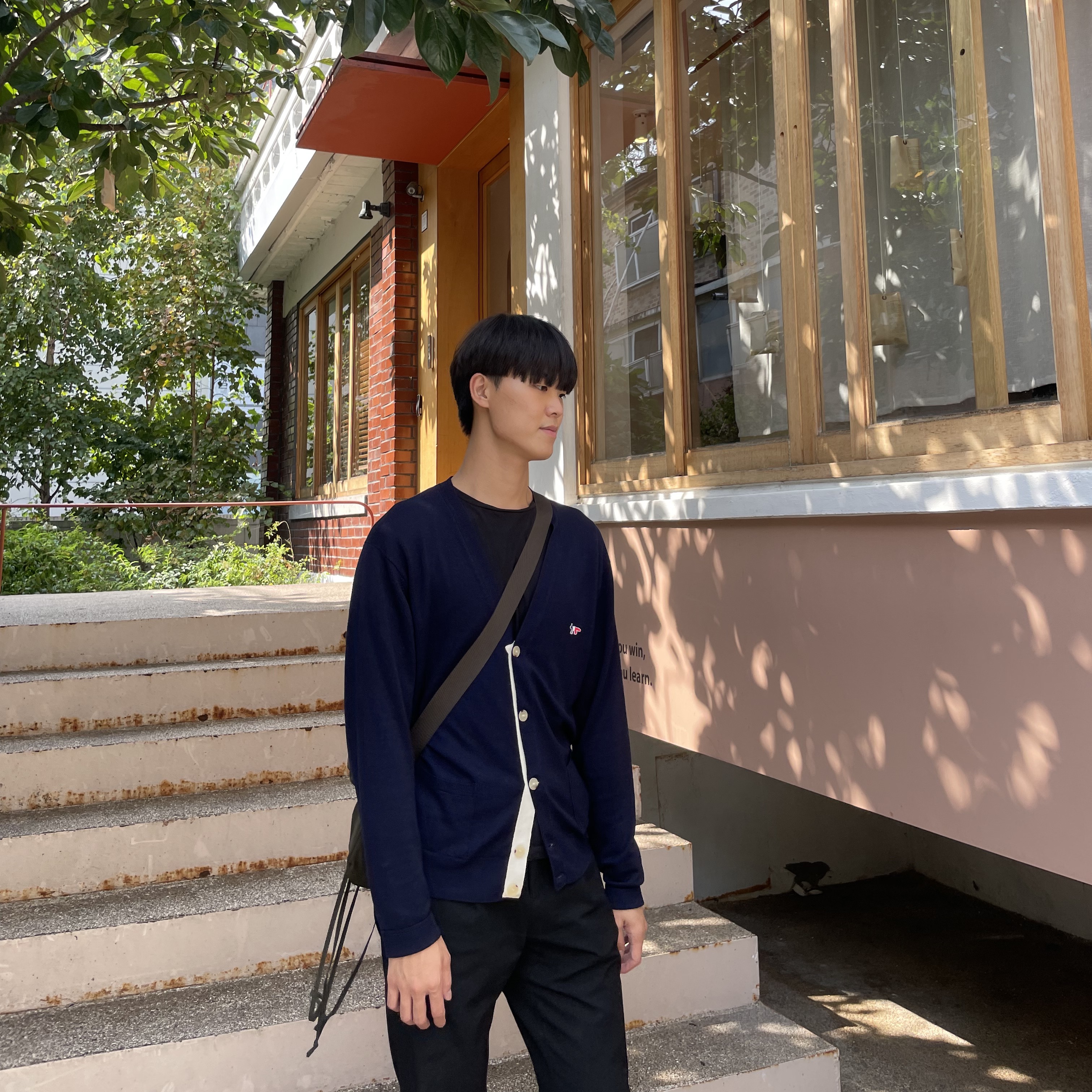 Maison Kitsune Tricolor Fox Patch Classic Cardigan Navy, Uniqlo U Drawstring Shoulder Bag Green 착용 스타일 - 1