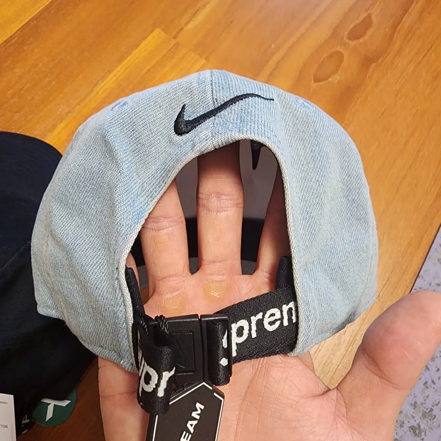 Supreme x Nike ACG Denim 6-Panel Black - 22FW, Supreme x Nike ACG Denim 6-Panel Washed Blue - 22FW 착용 스타일 - 2
