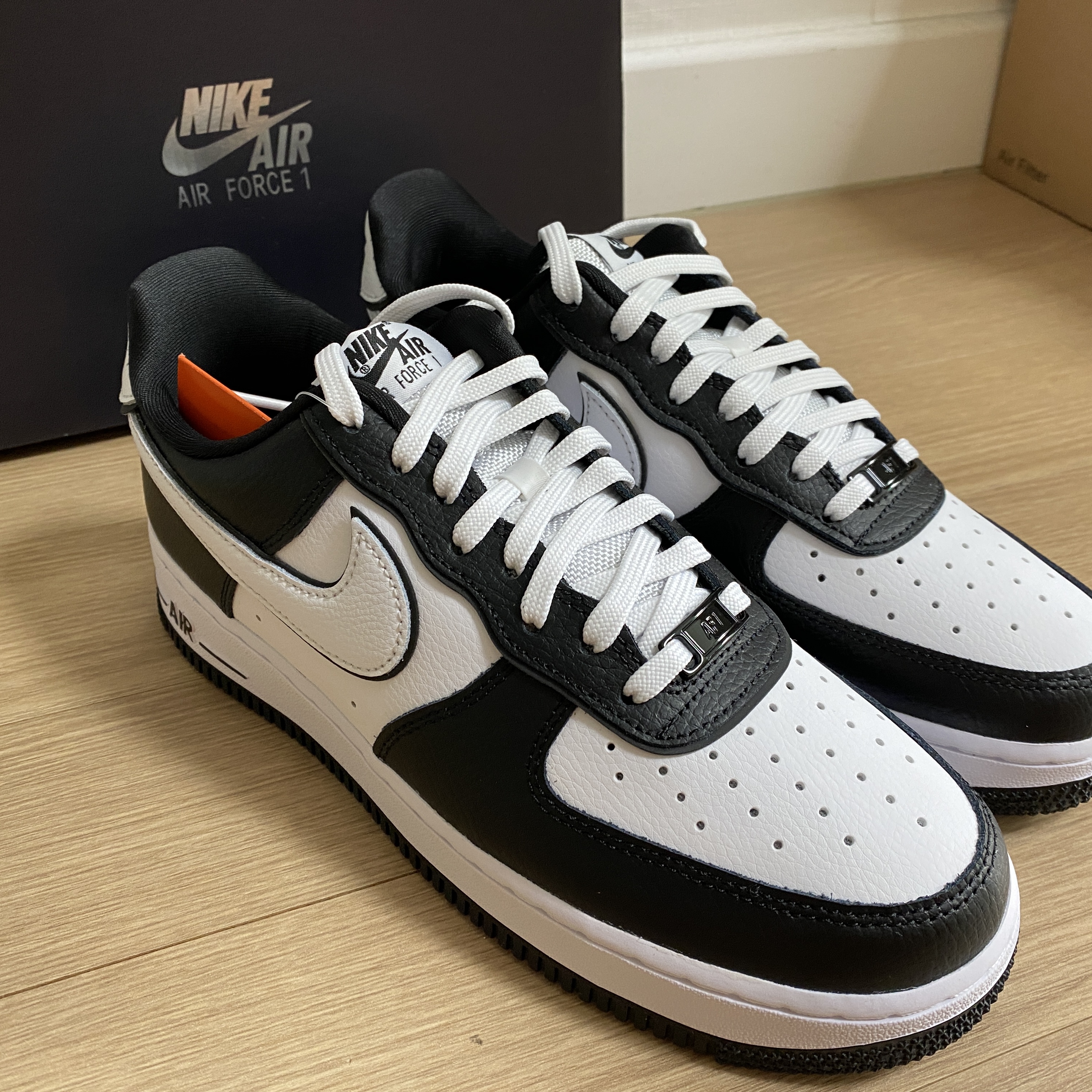 Nike Air Force 1 '07 LV8 White Black 착용 스타일 - 2