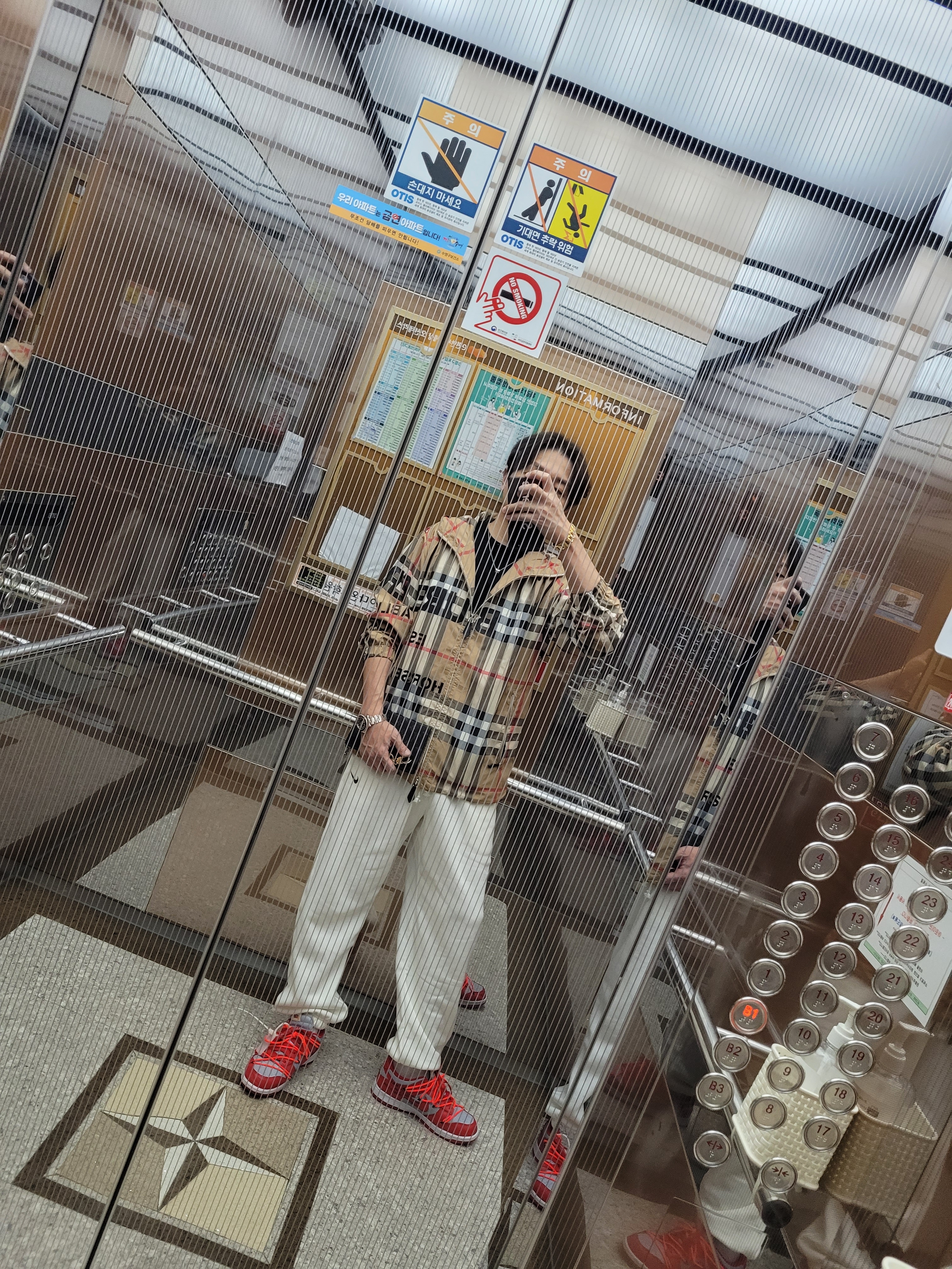 Burberry Horseferry Printed Check Nylon Hooded Jacket Archive Beige, Nike x Off-White Dunk Low University Red 착용 스타일