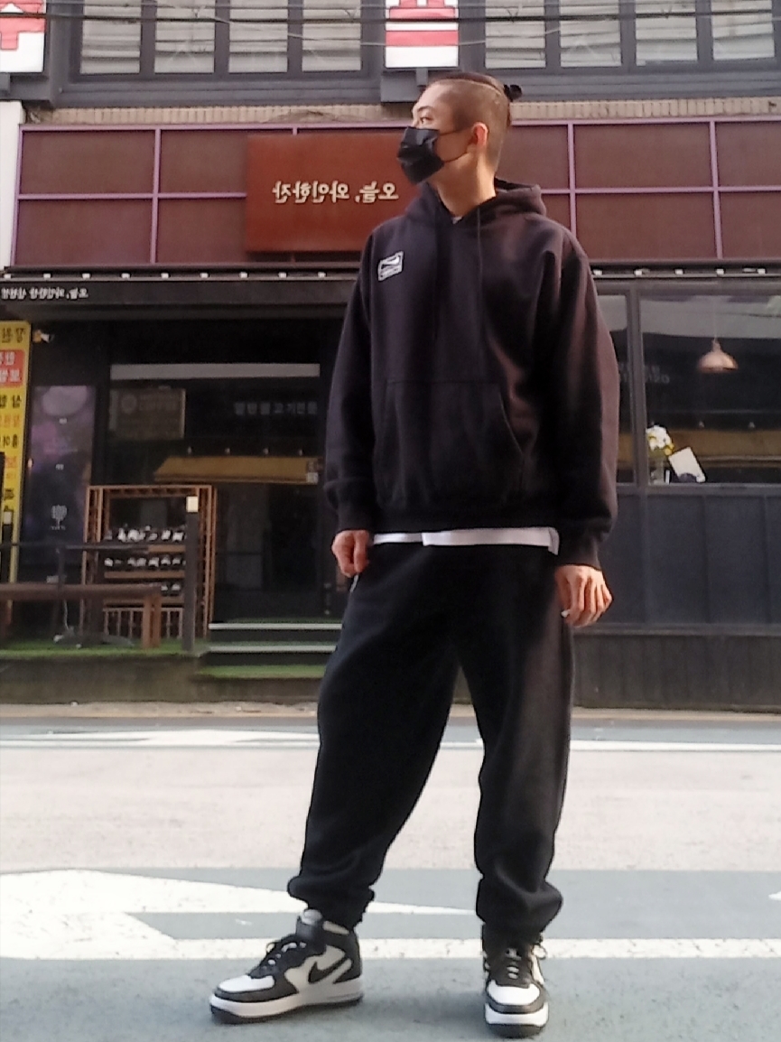 Nike x Stussy NRG RA Washed Pullover Hoodie Black (DN4028-010), Nike x Stussy Air Force 1 '07 Mid SP Black and Light Bone 착용 스타일 - 2