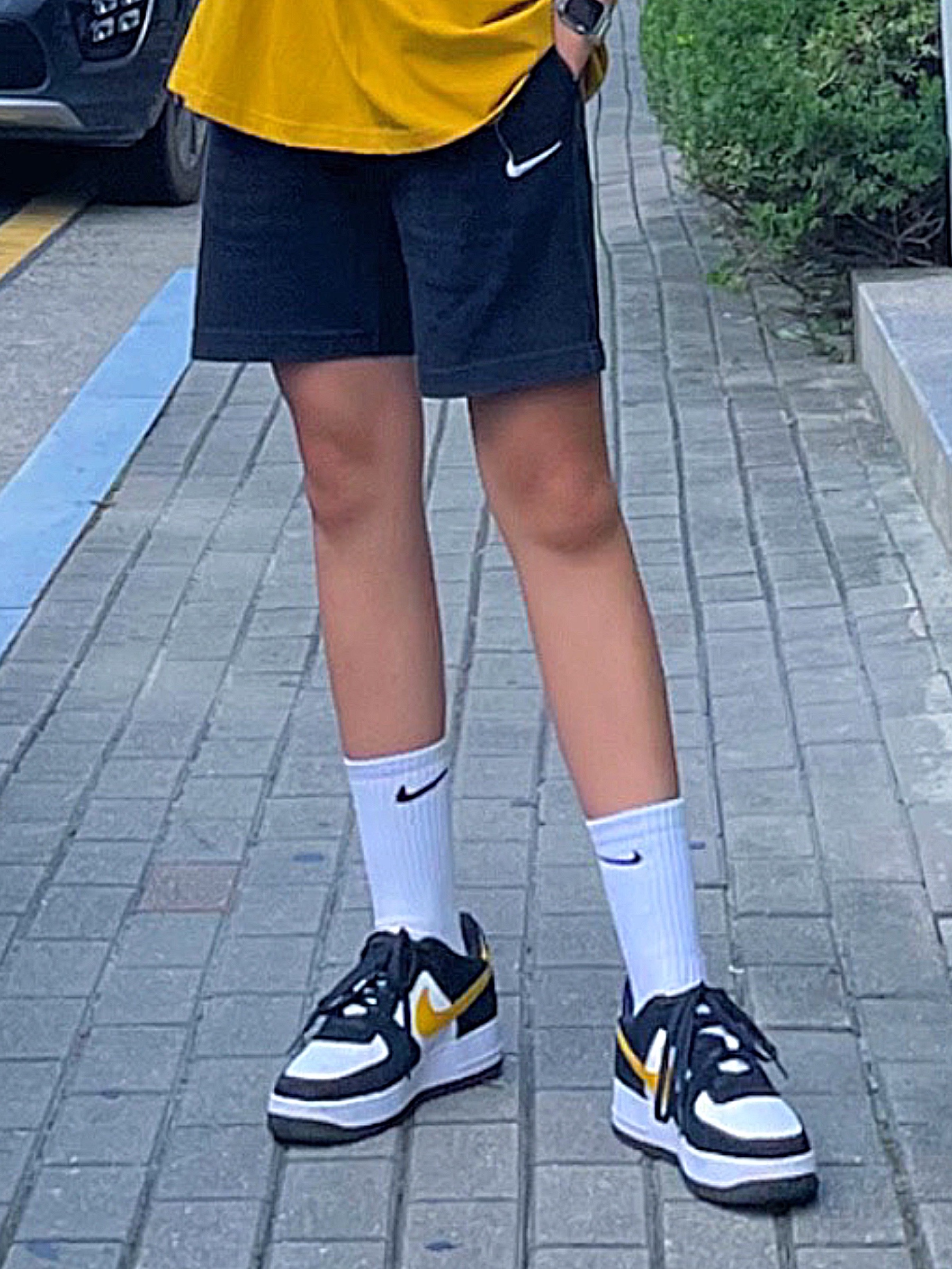 Nike Air Force 1 '07 LV8 Athletic Club Black Dark Sulfur 착용 스타일 - 1