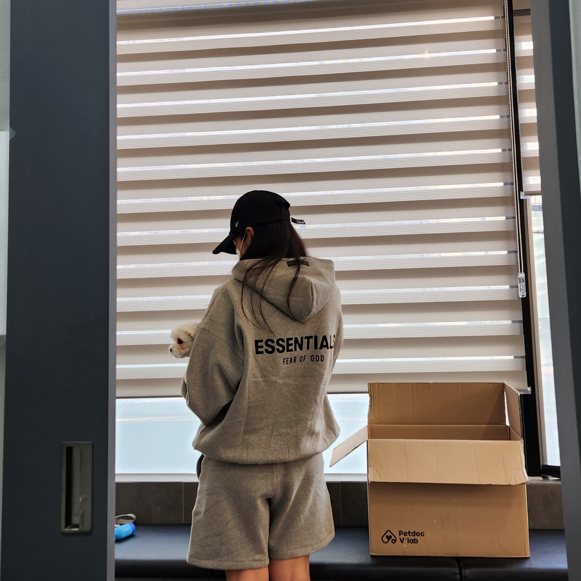 Essentials The Core Collection Hoodie Dark Oatmeal, (Kids) Essentials The Core Collection Sweatshorts Dark Oatmeal 착용 스타일 - 4