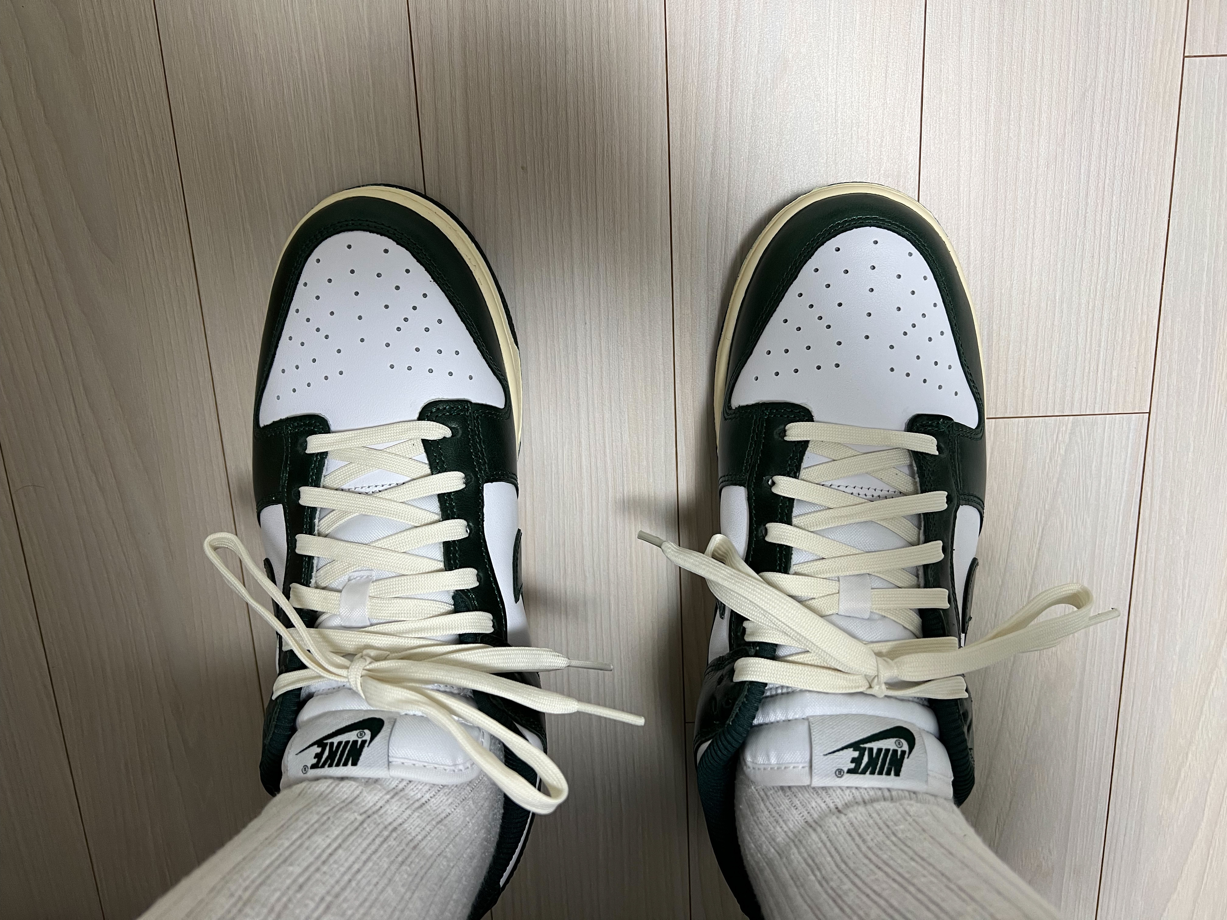 (W) Nike Dunk Low Vintage Green, New Balance 990v1 Made in USA Grey White 착용 스타일 - 2