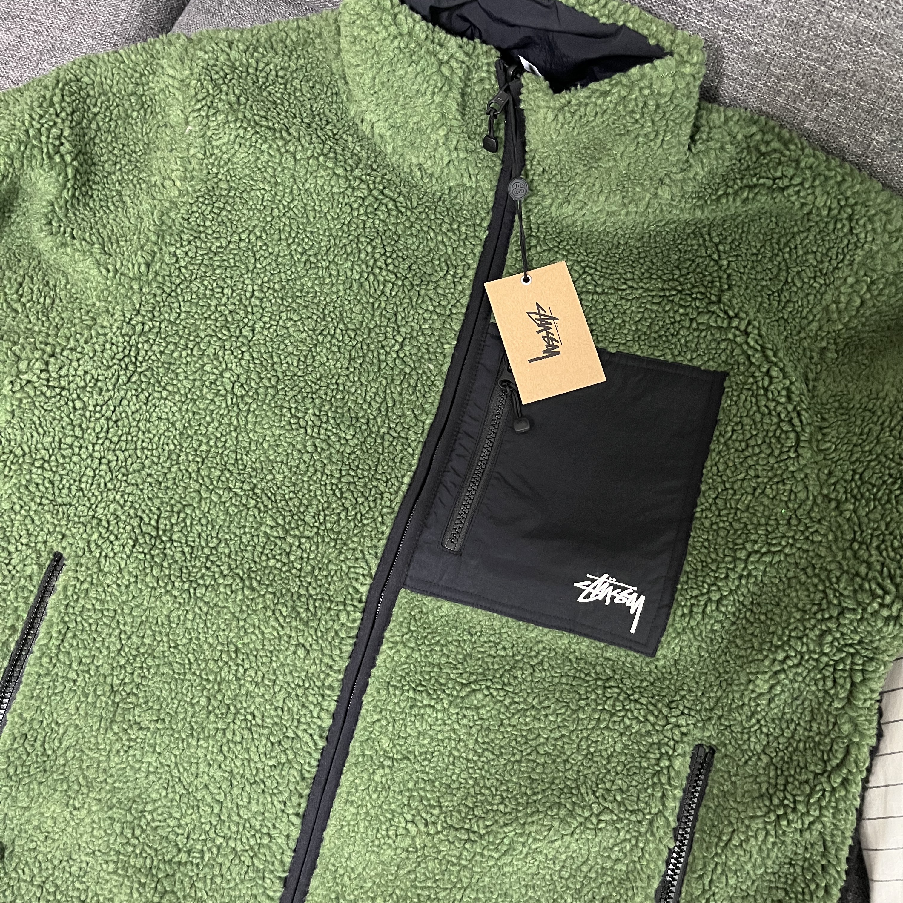 Stussy 8 Ball Sherpa Jacket Green 착용 스타일 - 1