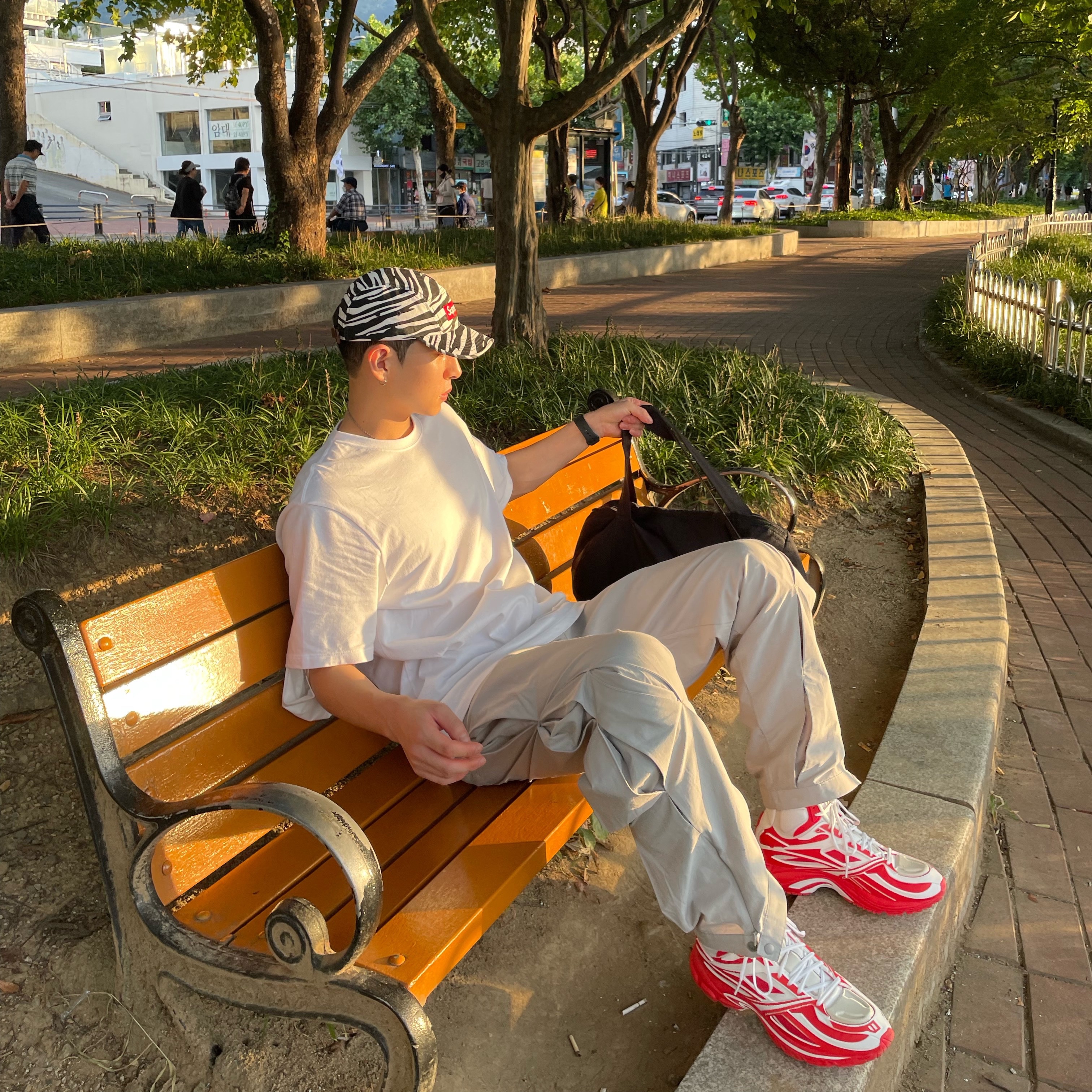 Supreme Washed Chino Twill Camp Cap Zebra - 22FW, Reebok x Kanghyuk Premier Road Modern Mid White Red 착용 스타일 - 2