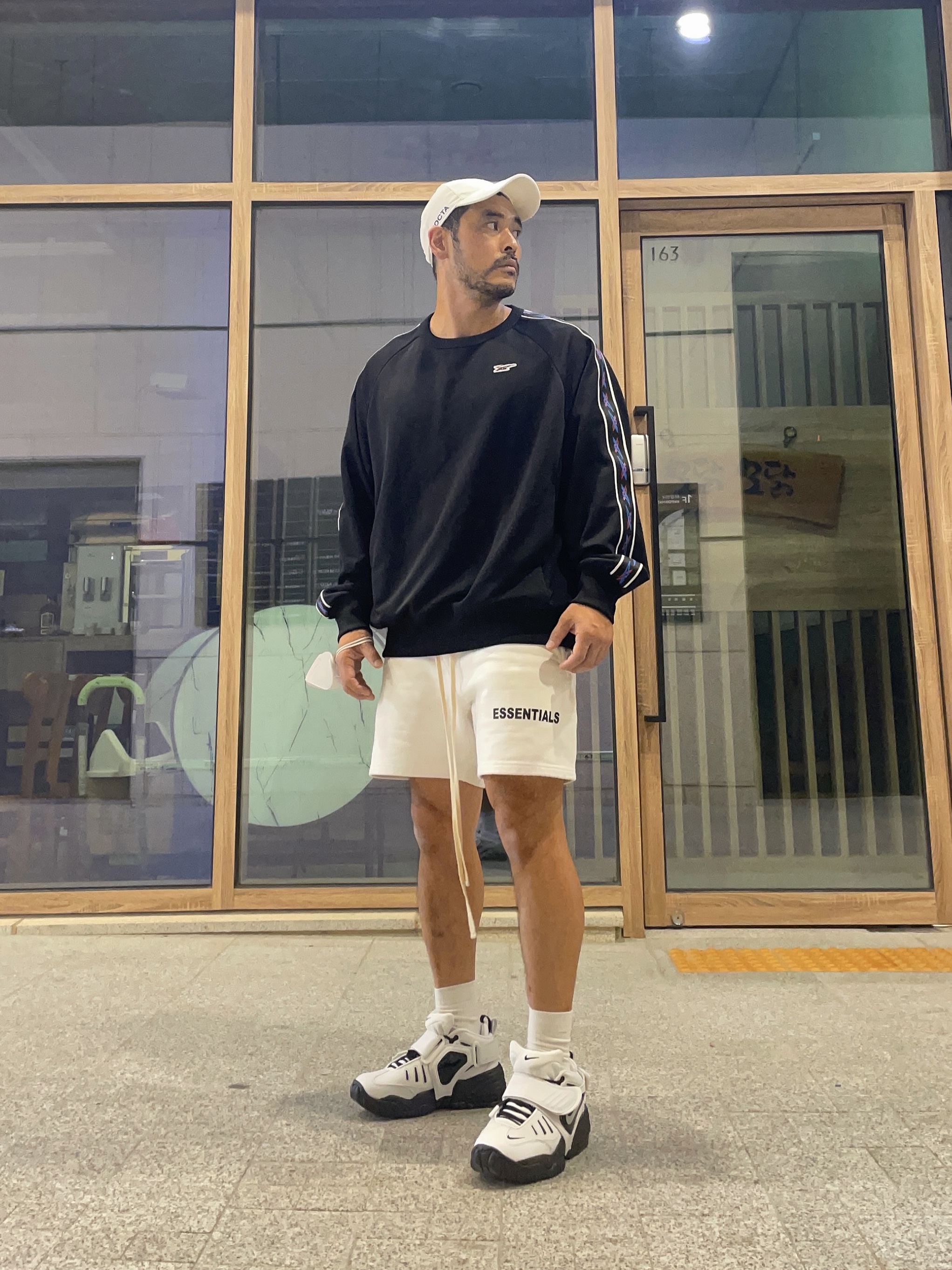 Nike x Ambush Air Adjust Force SP Summit White and Black, Nike x Drake Nocta Cardinal Stock Essential Cap White 착용 스타일 - 2