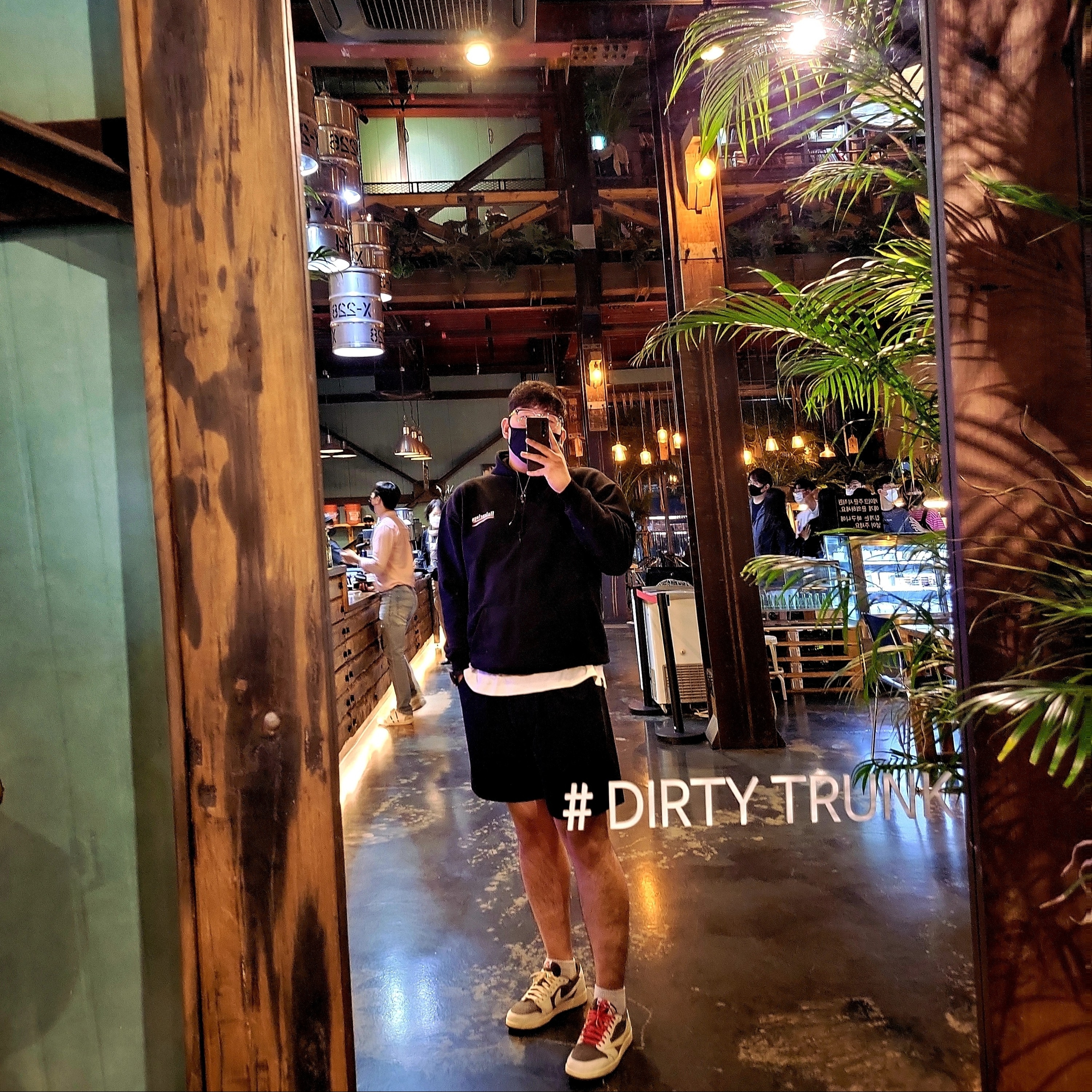 Balenciaga Political Campaign Medium Fit Hoodie Black, Jordan 1 x Travis Scott Retro Low OG SP Sail and Ridgerock 착용 스타일