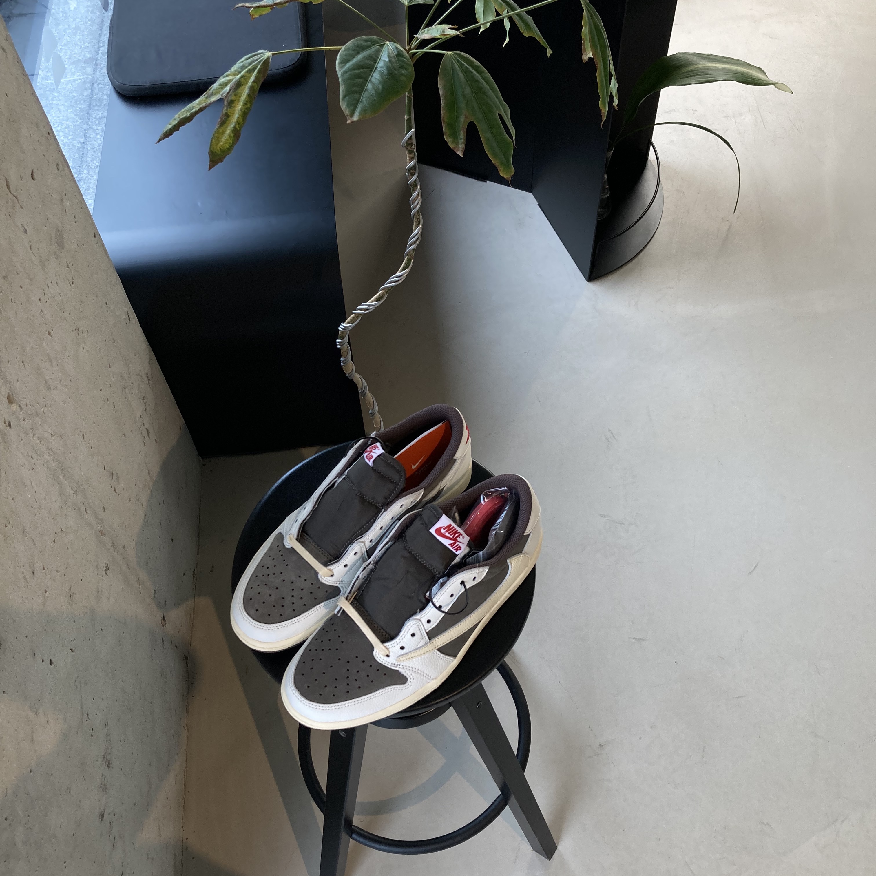 Jordan 1 x Travis Scott Retro Low OG SP Sail and Ridgerock 착용 스타일 - 3