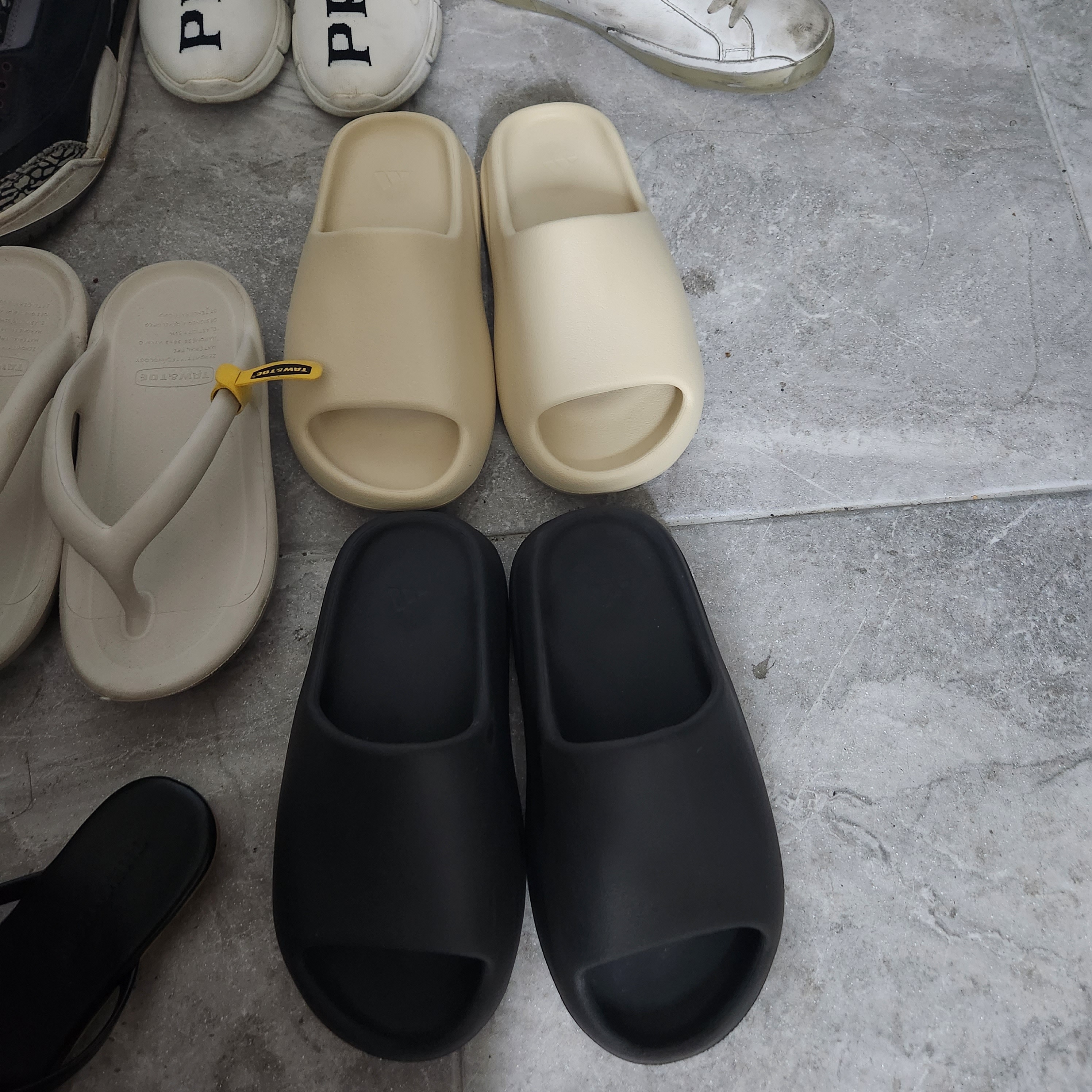 Adidas Yeezy Slide Onyx, Adidas Yeezy Slide Bone 2022/2023 착용 스타일 - 2
