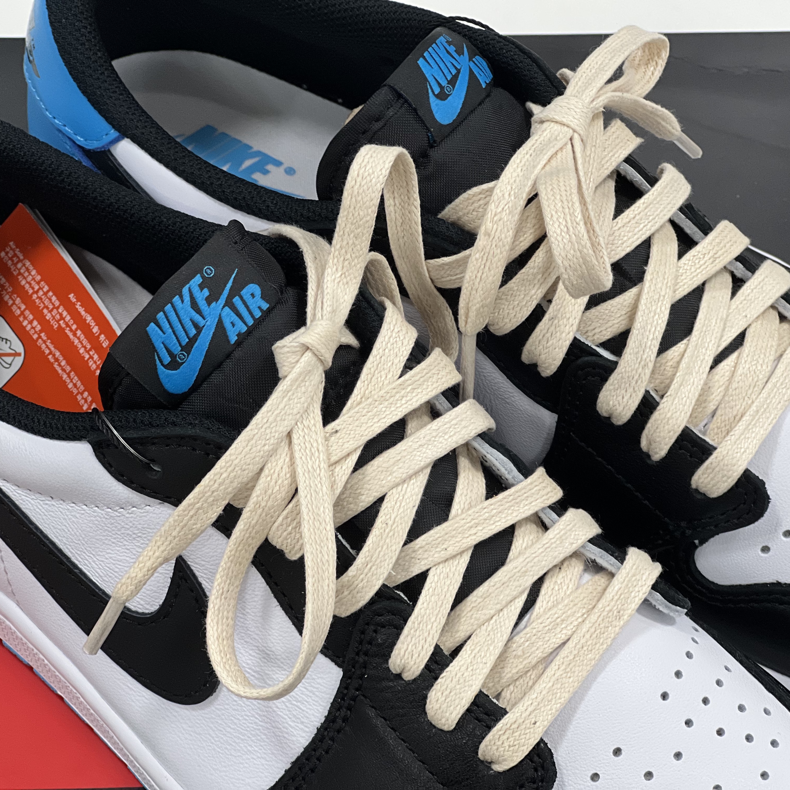 Jordan 1 Retro Low OG Black and Dark Powder Blue 착용 스타일 - 3
