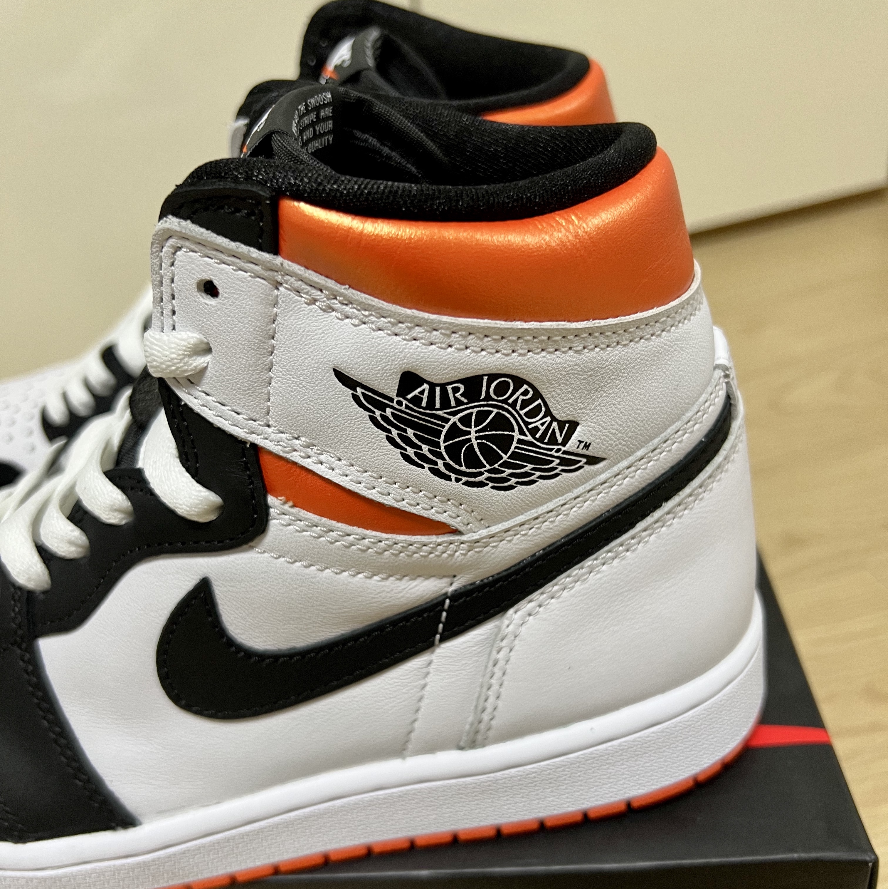 Jordan 1 Retro High OG Electro Orange 착용 스타일 - 2