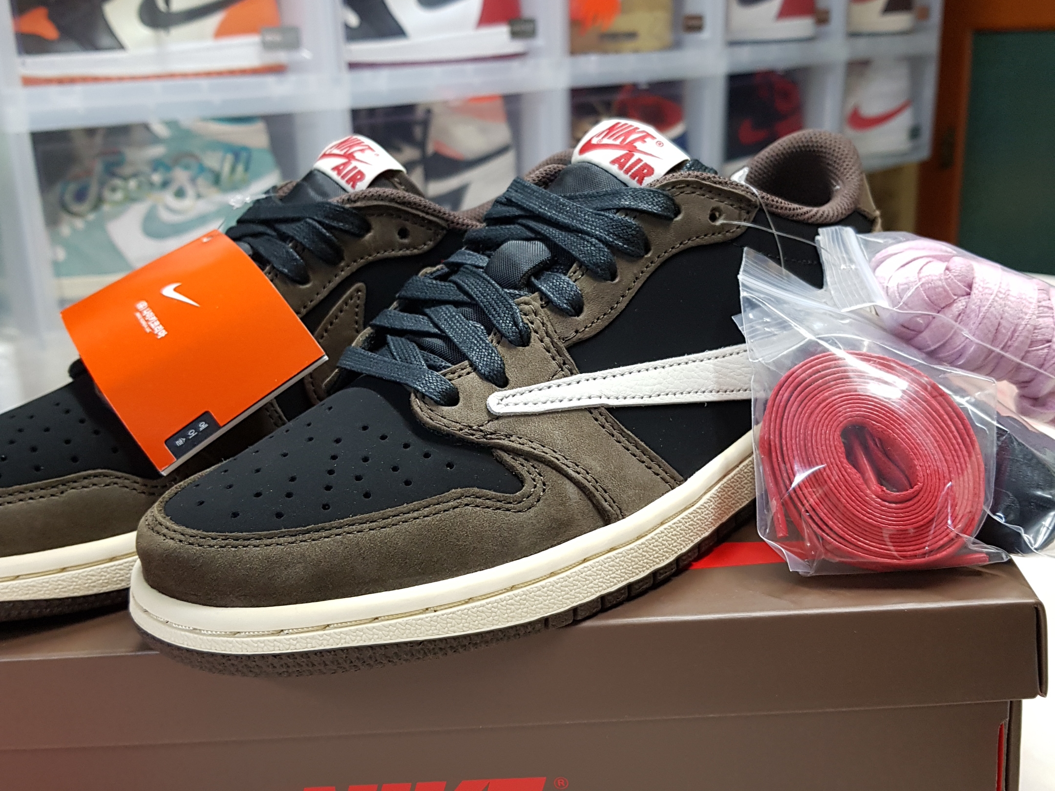 Jordan 1 x Travis Scott Retro Low OG SP Mocha 착용 스타일 - 2