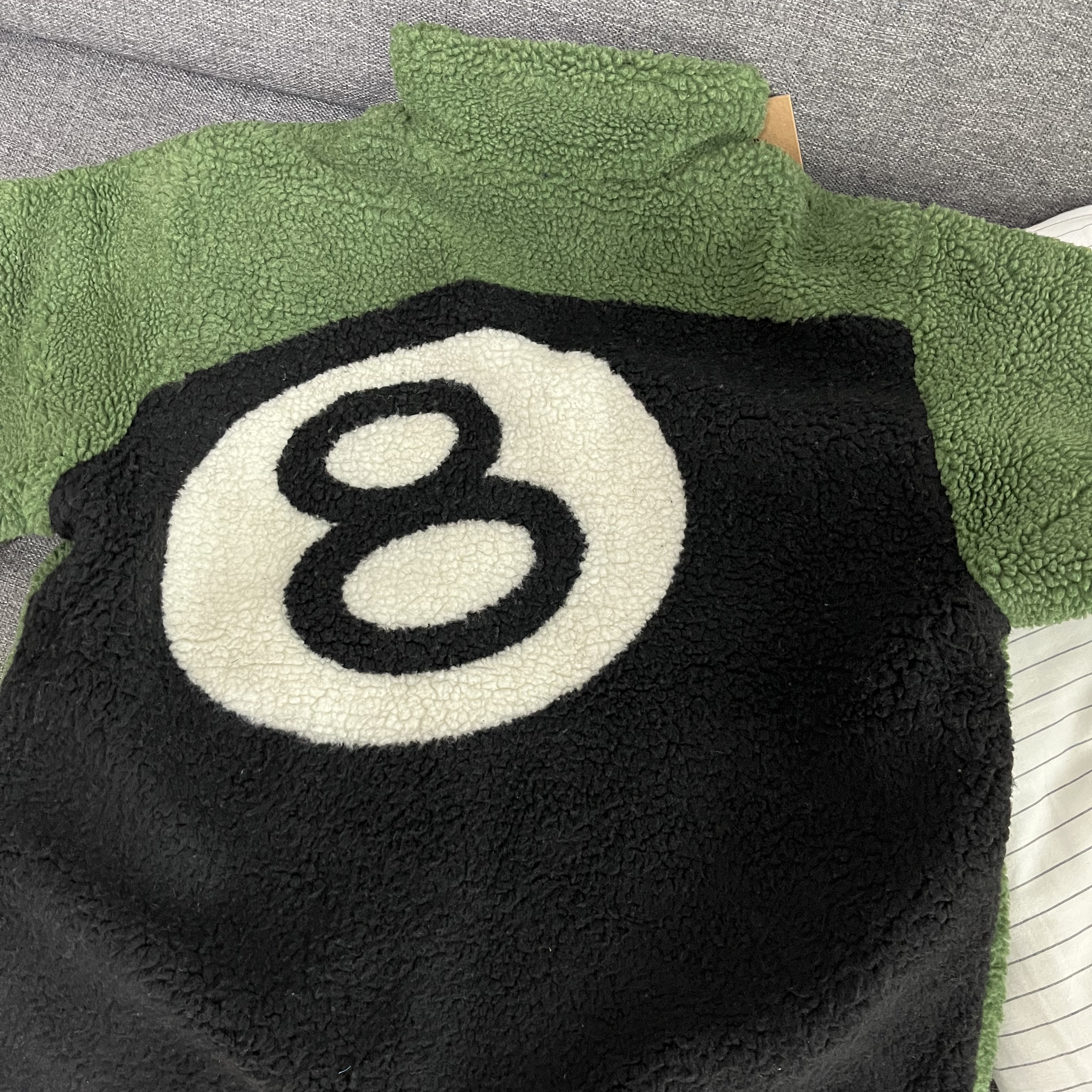 Stussy 8 Ball Sherpa Jacket Green 착용 스타일 - 2