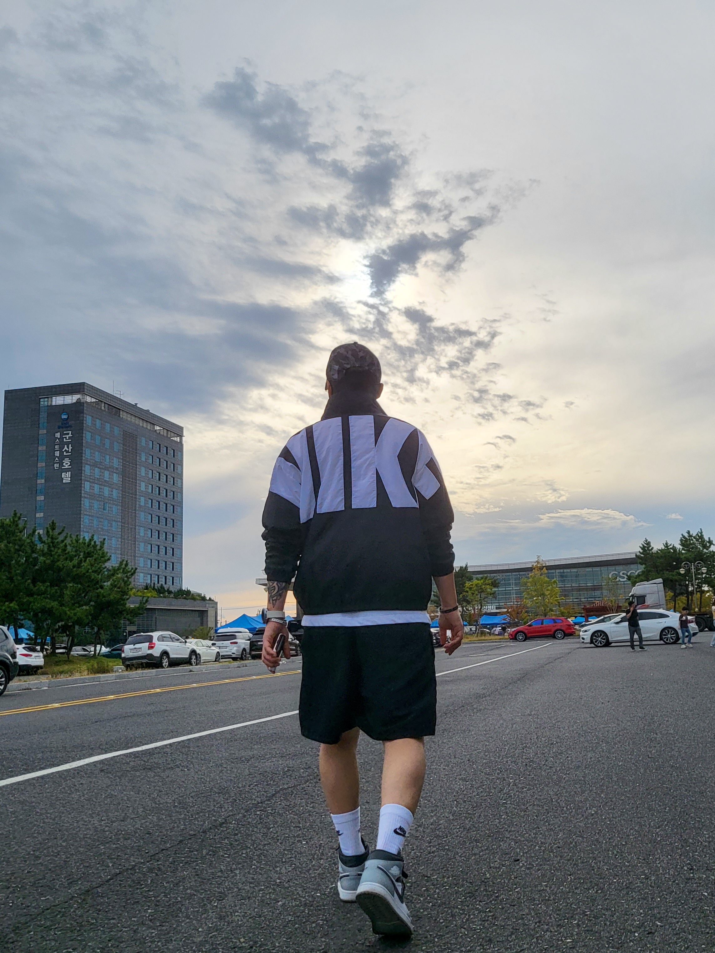 Jordan 1 Mid Light Smoke Grey Anthracite, Stussy Stock Water Shorts Black 착용 스타일