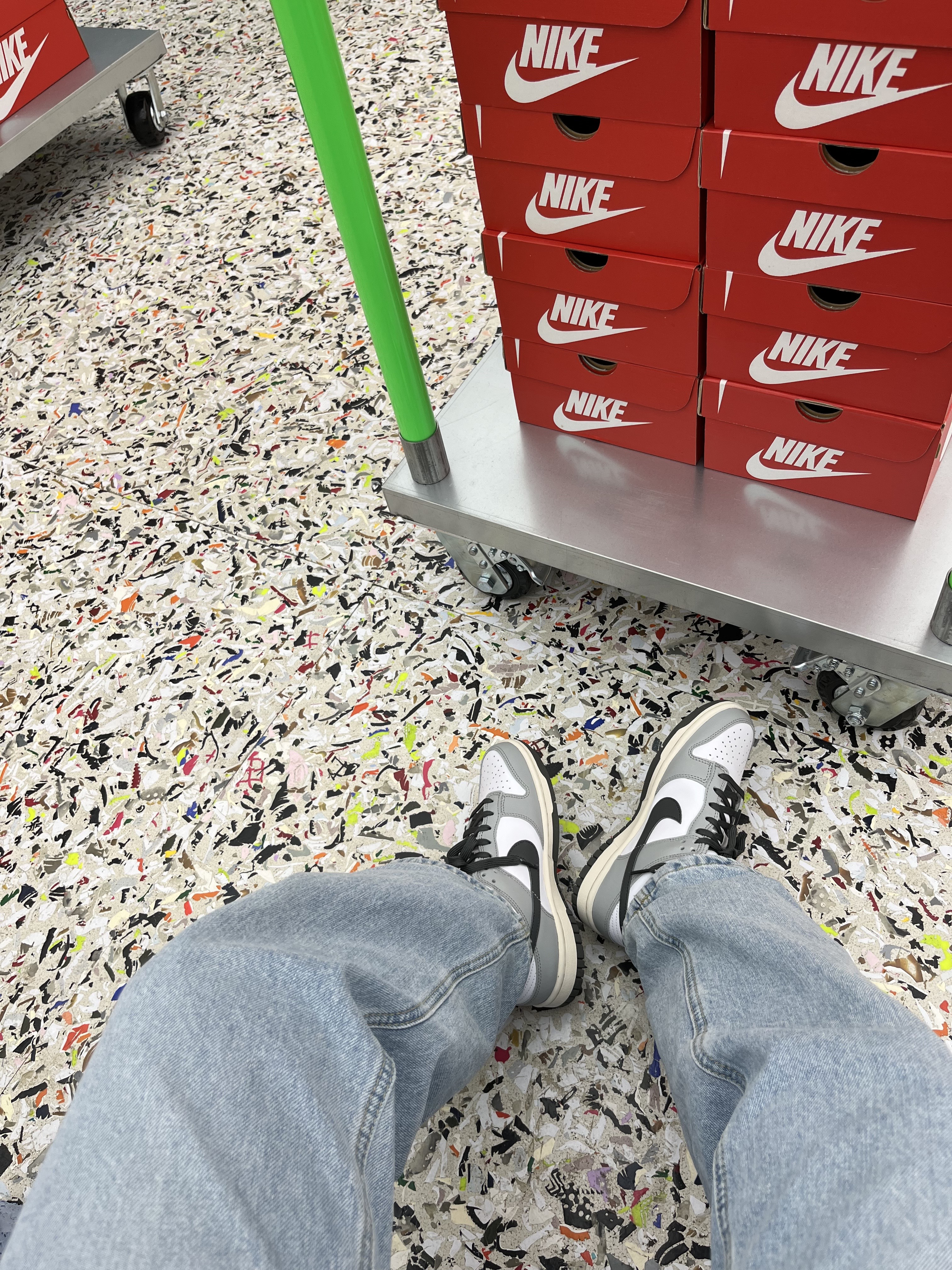 (W) Nike Dunk Low Light Smoke Grey 착용 스타일 - 1