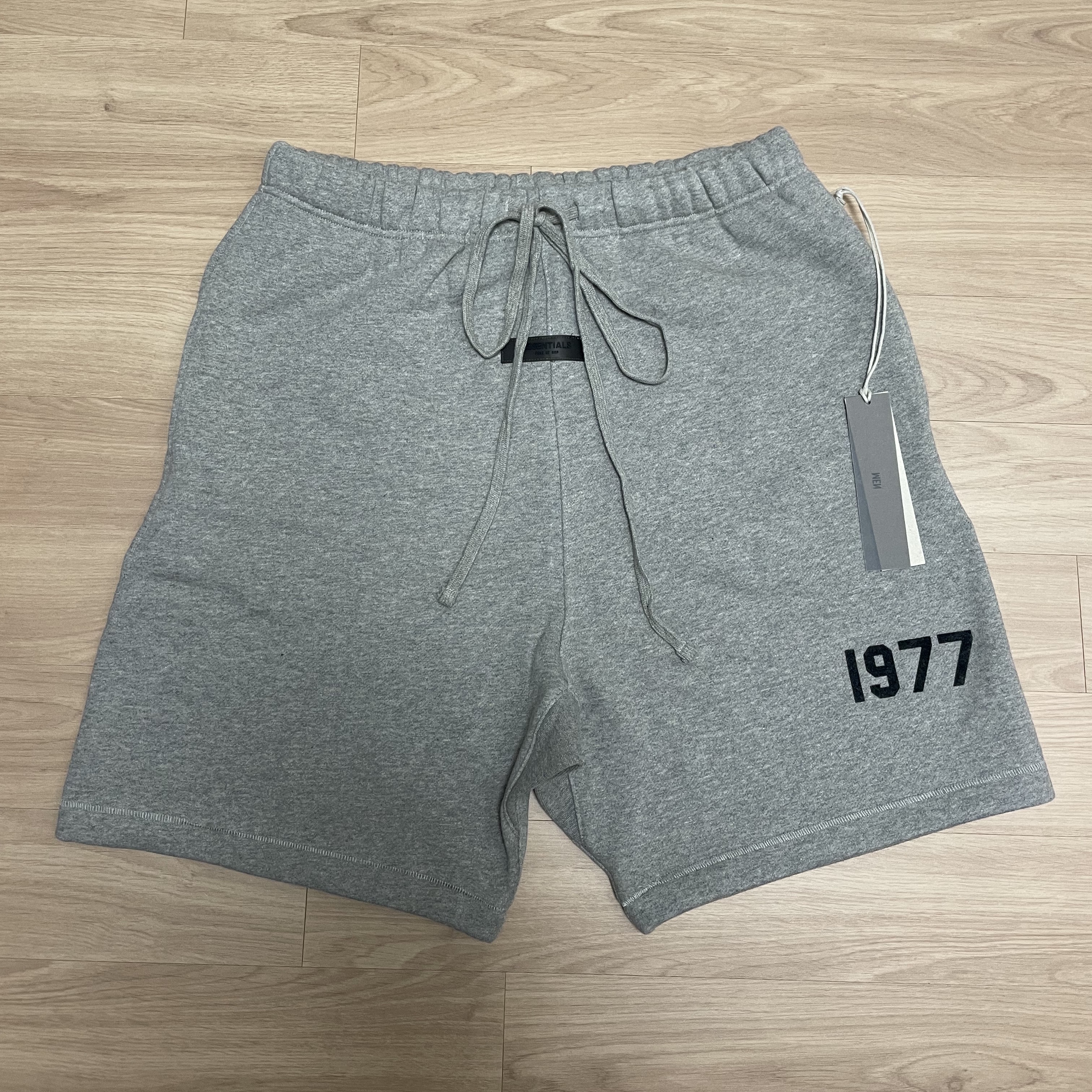 Essentials 1977 Shorts Dark Oatmeal - 22SS 착용 스타일