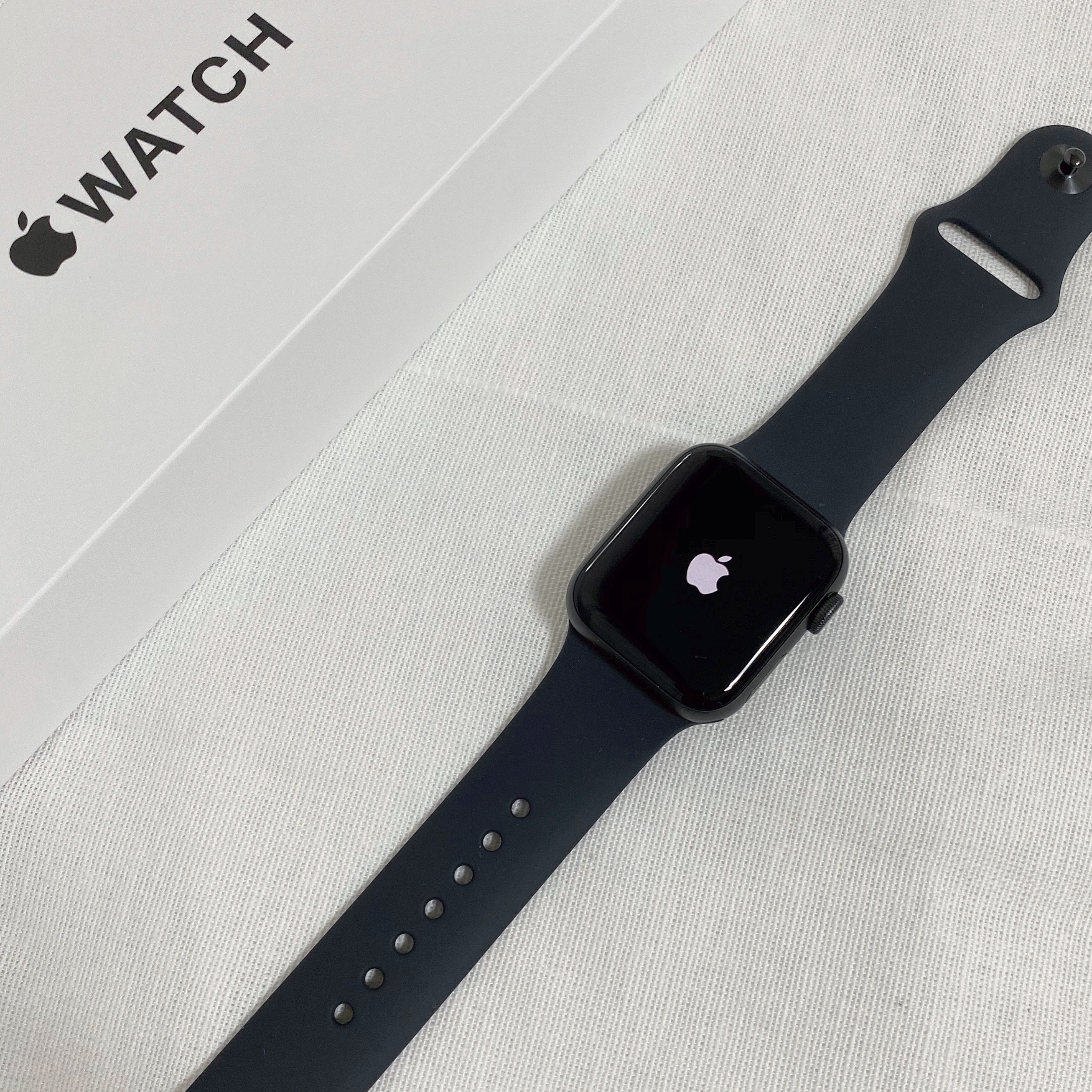 Apple Watch SE 40mm GPS Space Gray Aluminum Case with Sport Band Midnight (Korean Ver.), Apple Watch Nike SE 44mm GPS Space Gray Aluminum Case with Nike Sport Band Anthracite Black (Korean Ver.) 착용 스타일 - 1