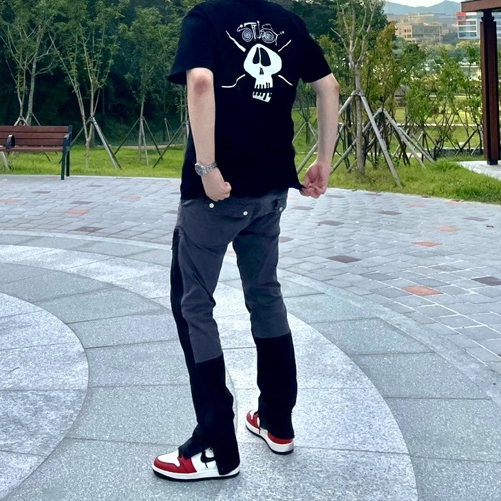 Stussy Surf Skate Skull T-Shirt Black, Jordan 1 Retro High OG Defiant SB LA to Chicago 착용 스타일