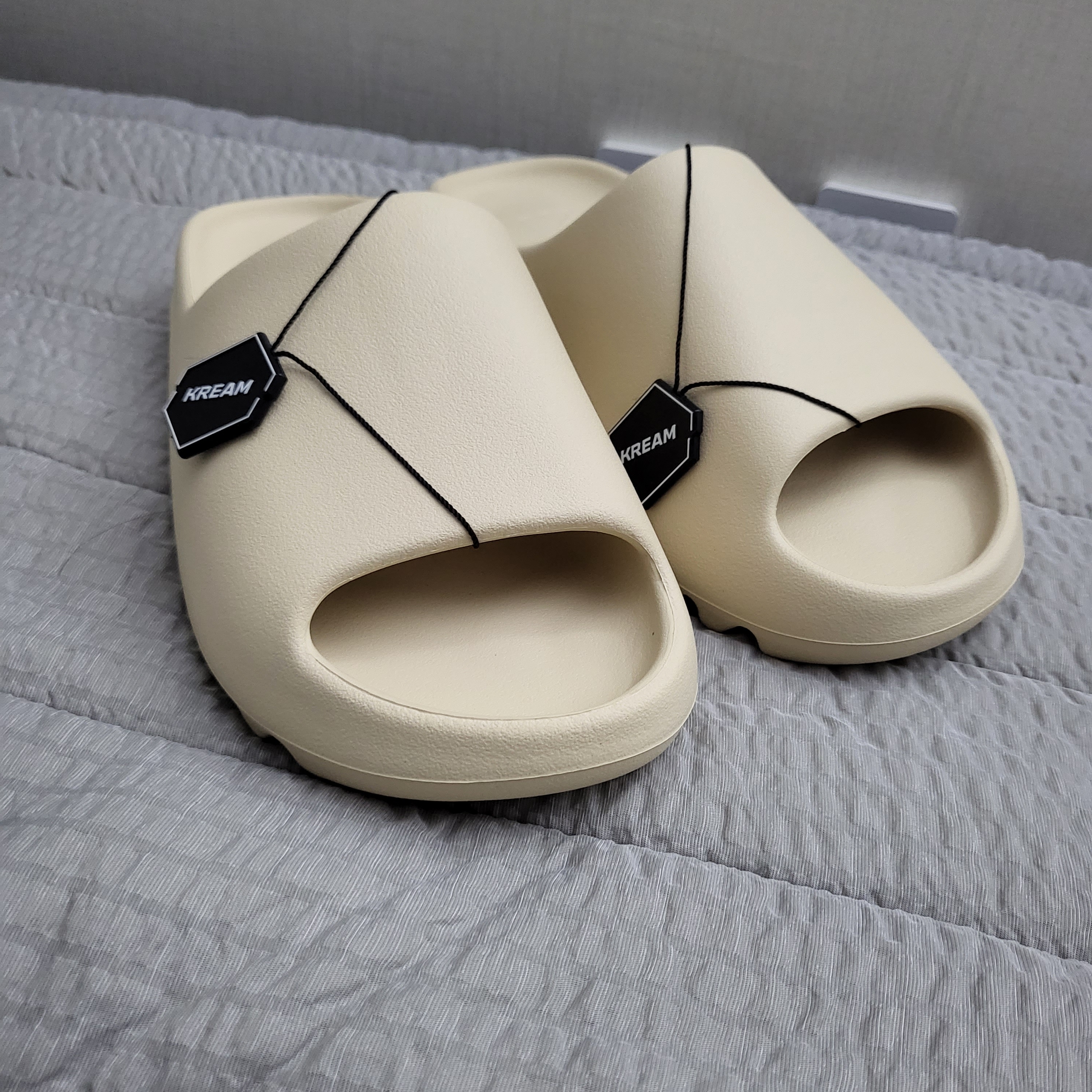Adidas Yeezy Slide Bone 2022/2023 착용 스타일