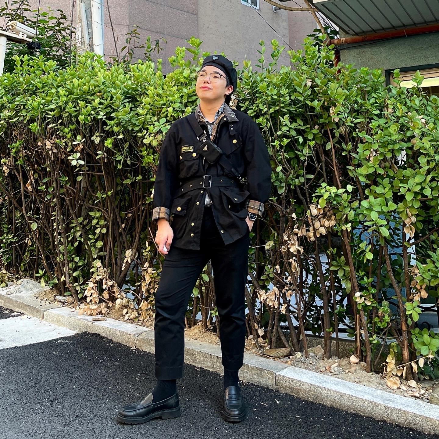 (W) Prada Prada Re-Nylon Hat Black, Prada Re-Nylon and Saffiano Leather Shoulder Bag Black 착용 스타일 - 2