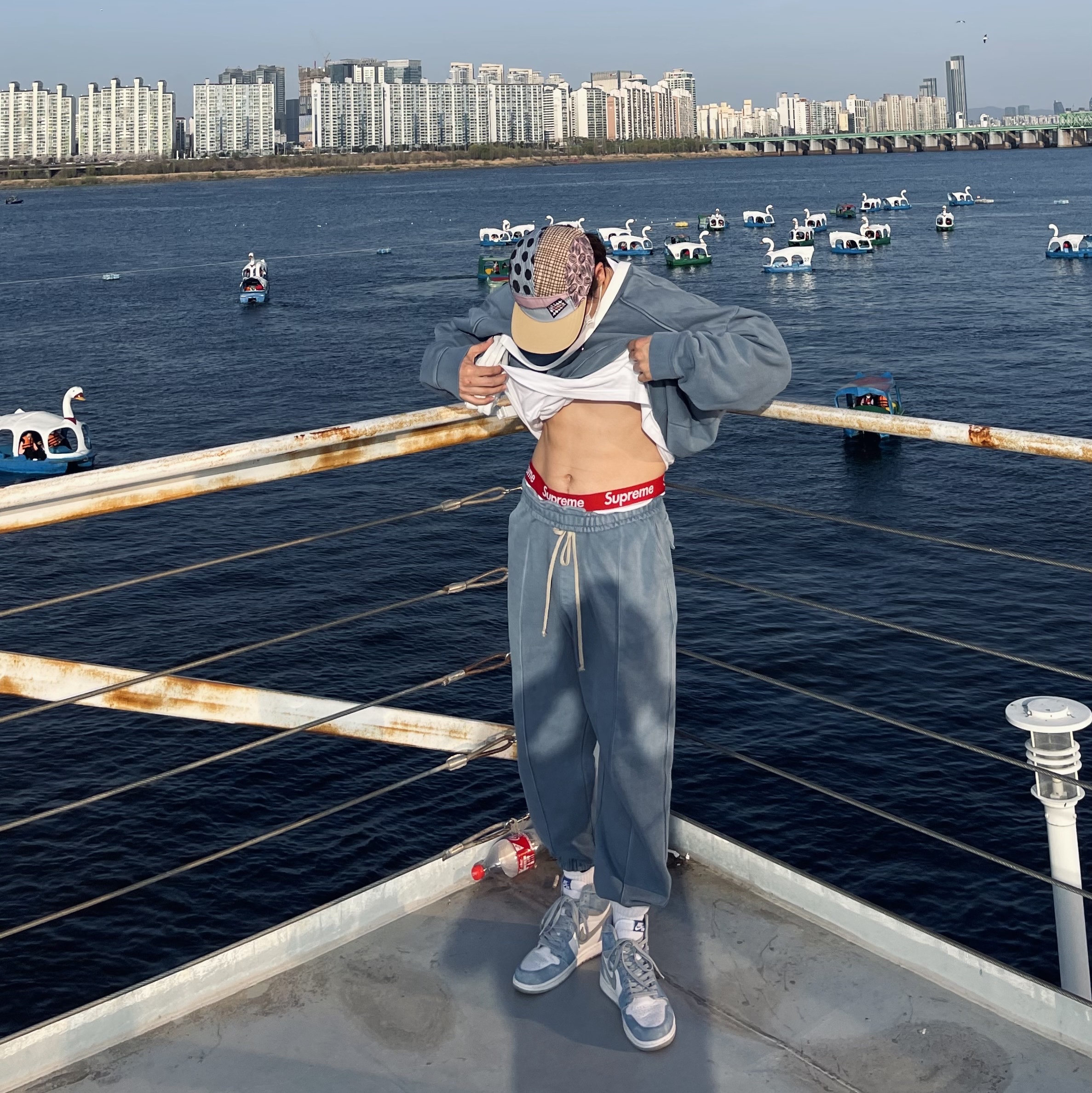 Supreme Hanes Boxer Briefs White (4 Pack), Jordan 1 Retro High OG Hyper Royal 착용 스타일 - 1
