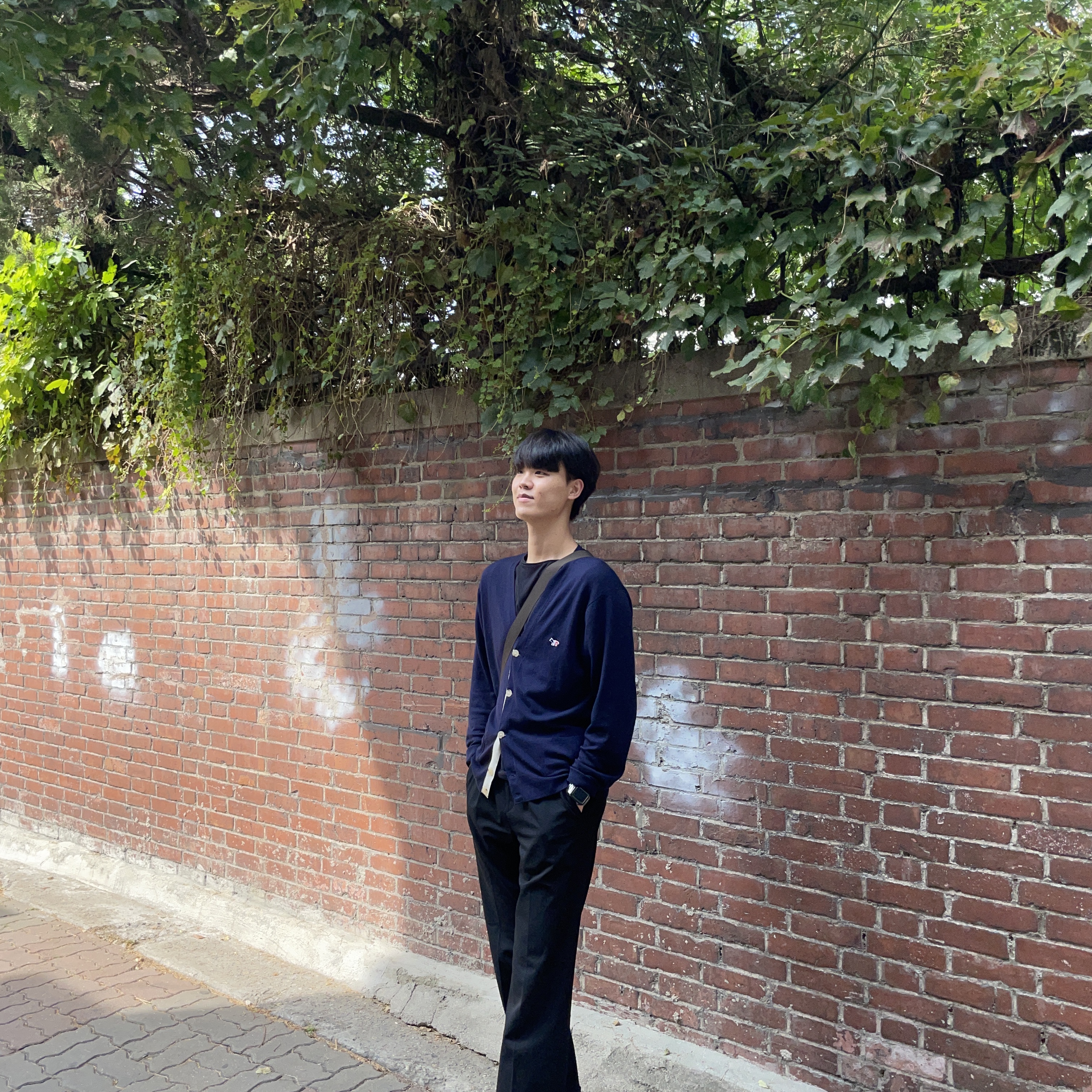 Maison Kitsune Tricolor Fox Patch Classic Cardigan Navy, Uniqlo U Drawstring Shoulder Bag Green 착용 스타일 - 2