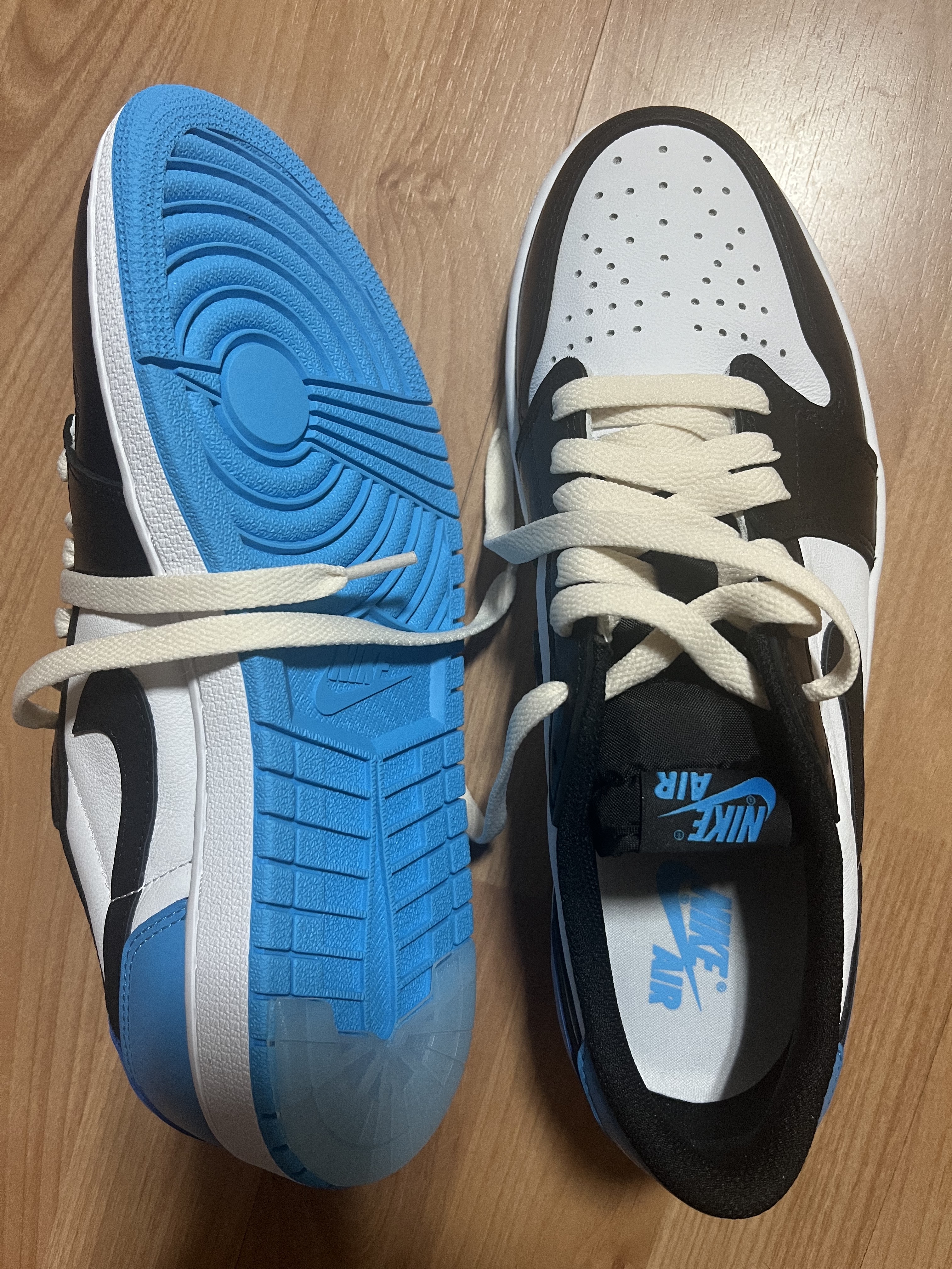 Jordan 1 Retro Low OG Black and Dark Powder Blue 착용 스타일 - 1