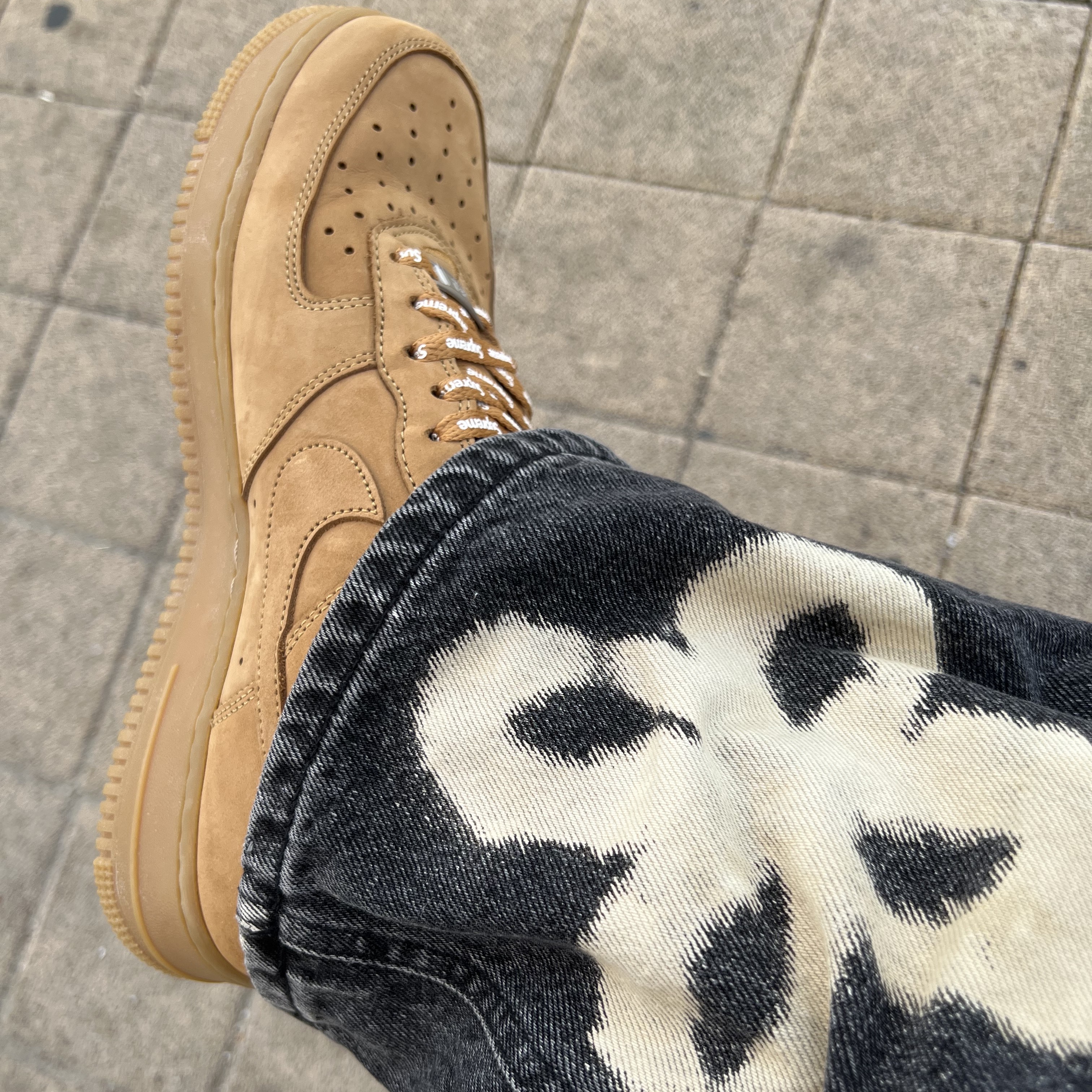 Nike x Supreme Air Force 1 Low Flax 착용 스타일