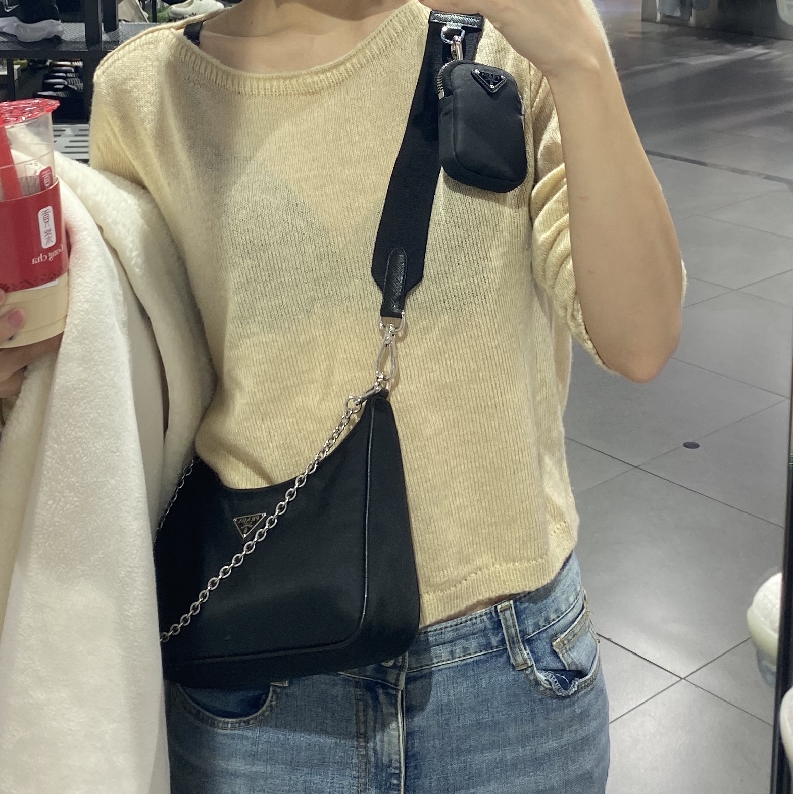 Prada Re-Edition 2005 Re-Nylon Shoulder Bag Black 착용 스타일