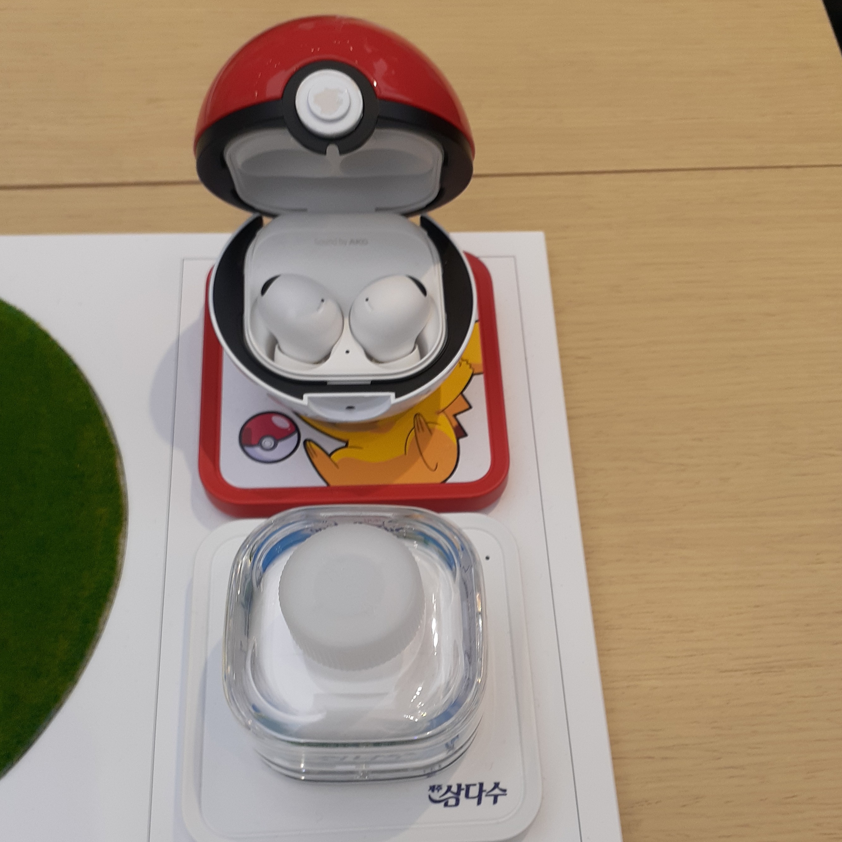 Samsung Galaxy Buds2 Pokemon Monster Ball Cover Package White (Korean Ver.) 착용 스타일