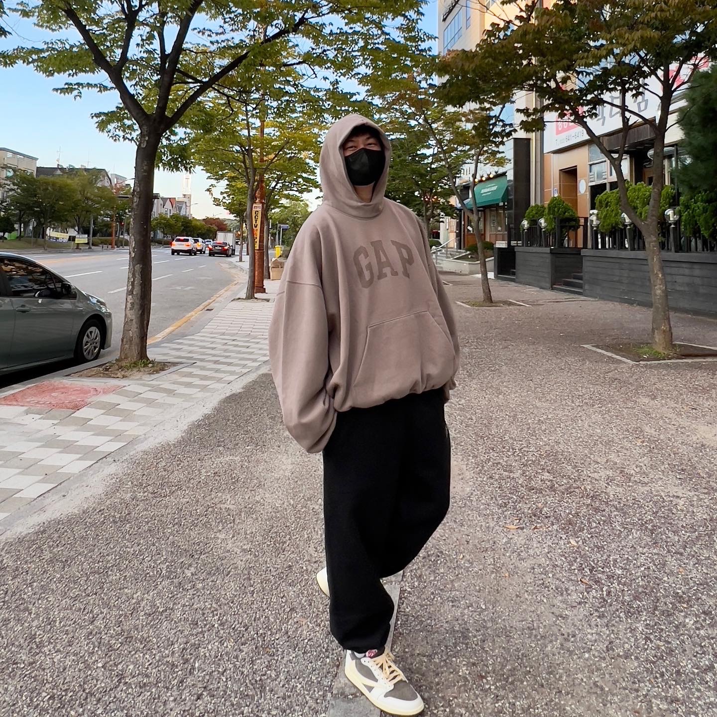 Yeezy Gap Engineered By Balenciaga Dove Hoodie Beige, Nike x Stussy NRG RA Washed Fleece Pants Black (DN4030-010) 착용 스타일 - 3